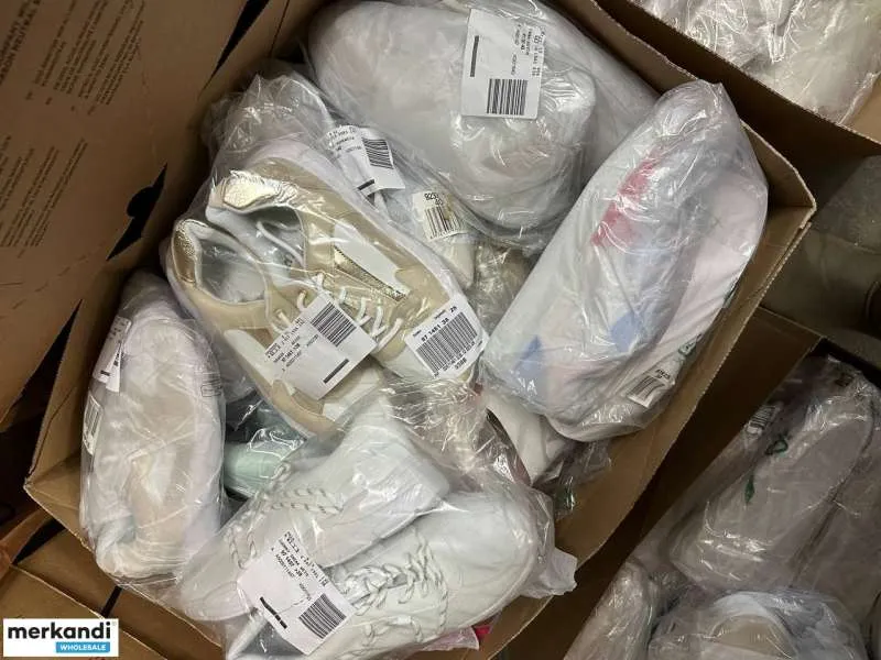 4 € el par en un conjunto de zapatos con variedad de modelos y tallas, gama de stock restante, zapatos de mujer, incluido el car