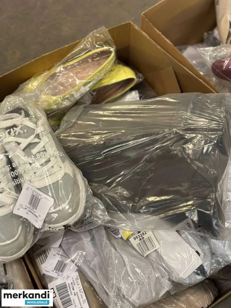 4 € el par en un conjunto de zapatos con variedad de modelos y tallas, gama de stock restante, zapatos de mujer, incluido el car