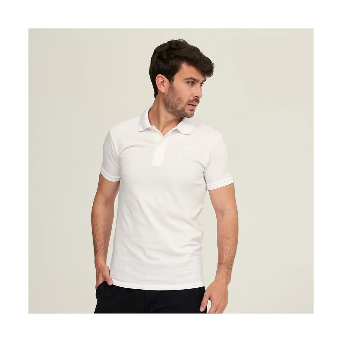 7589 POLO PIQUÉ CON PUÑO. CORTE AJUSTADO
