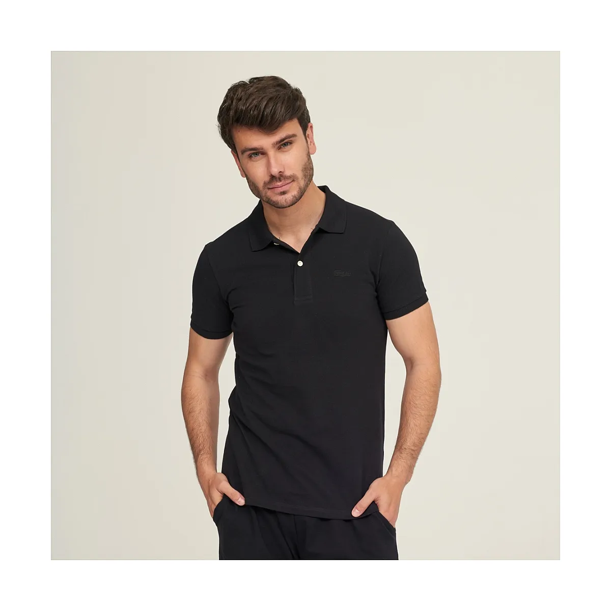 7589 POLO PIQUÉ CON PUÑO. CORTE AJUSTADO
