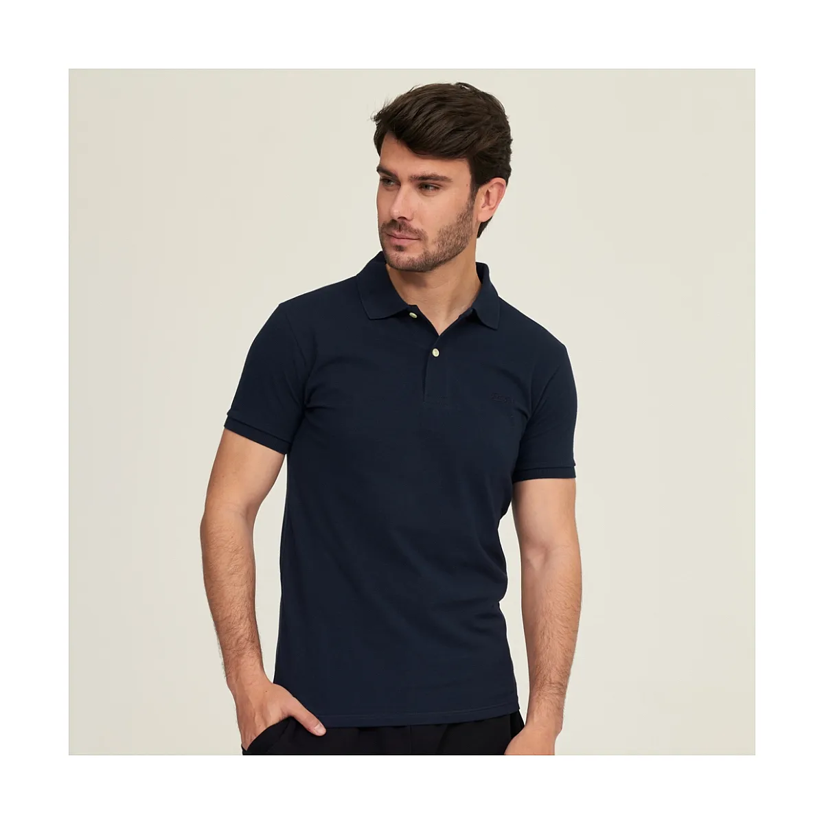 7589 POLO PIQUÉ CON PUÑO. CORTE AJUSTADO