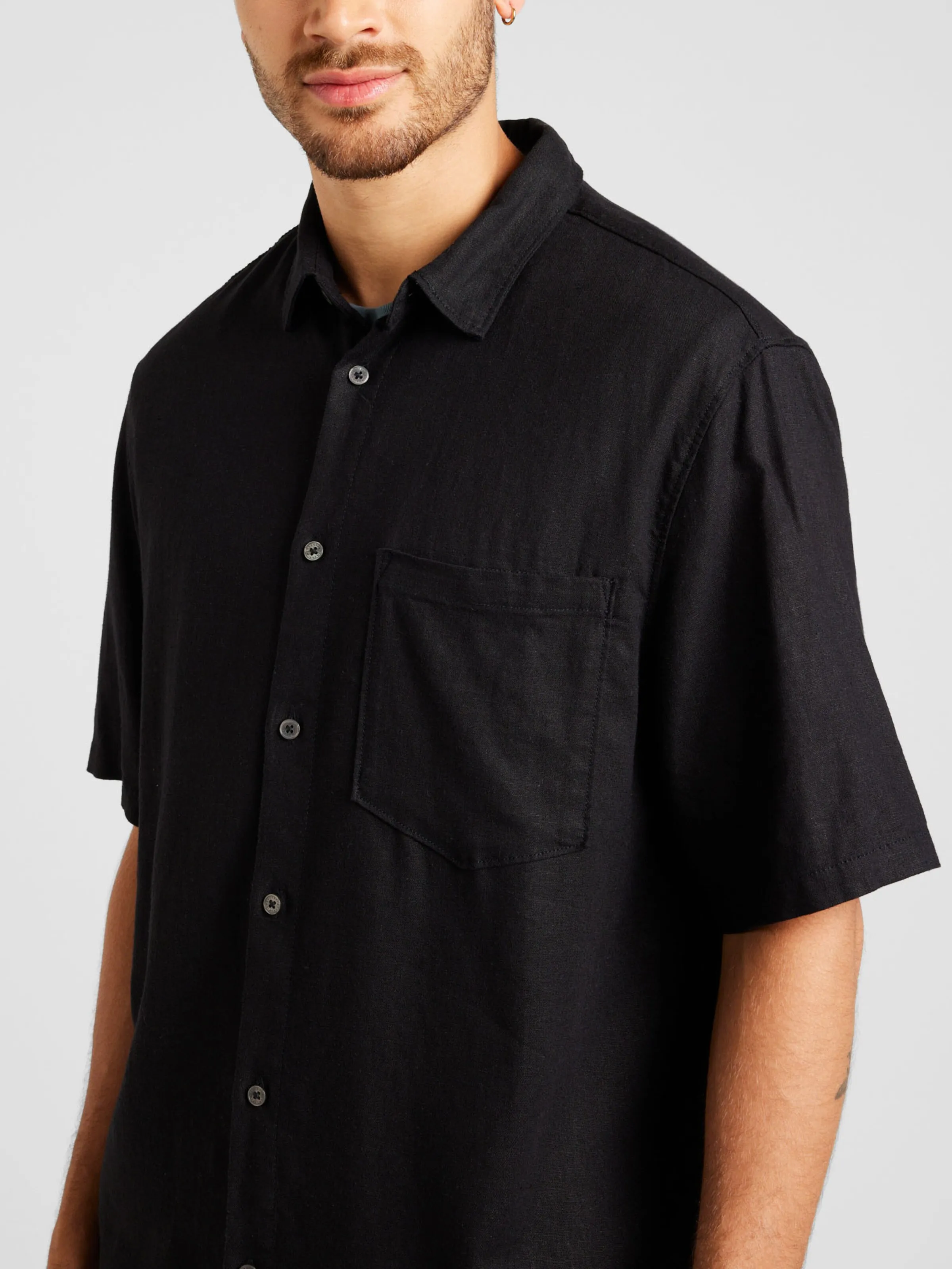 Ajuste confortable Camisa WEEKDAY en Negro