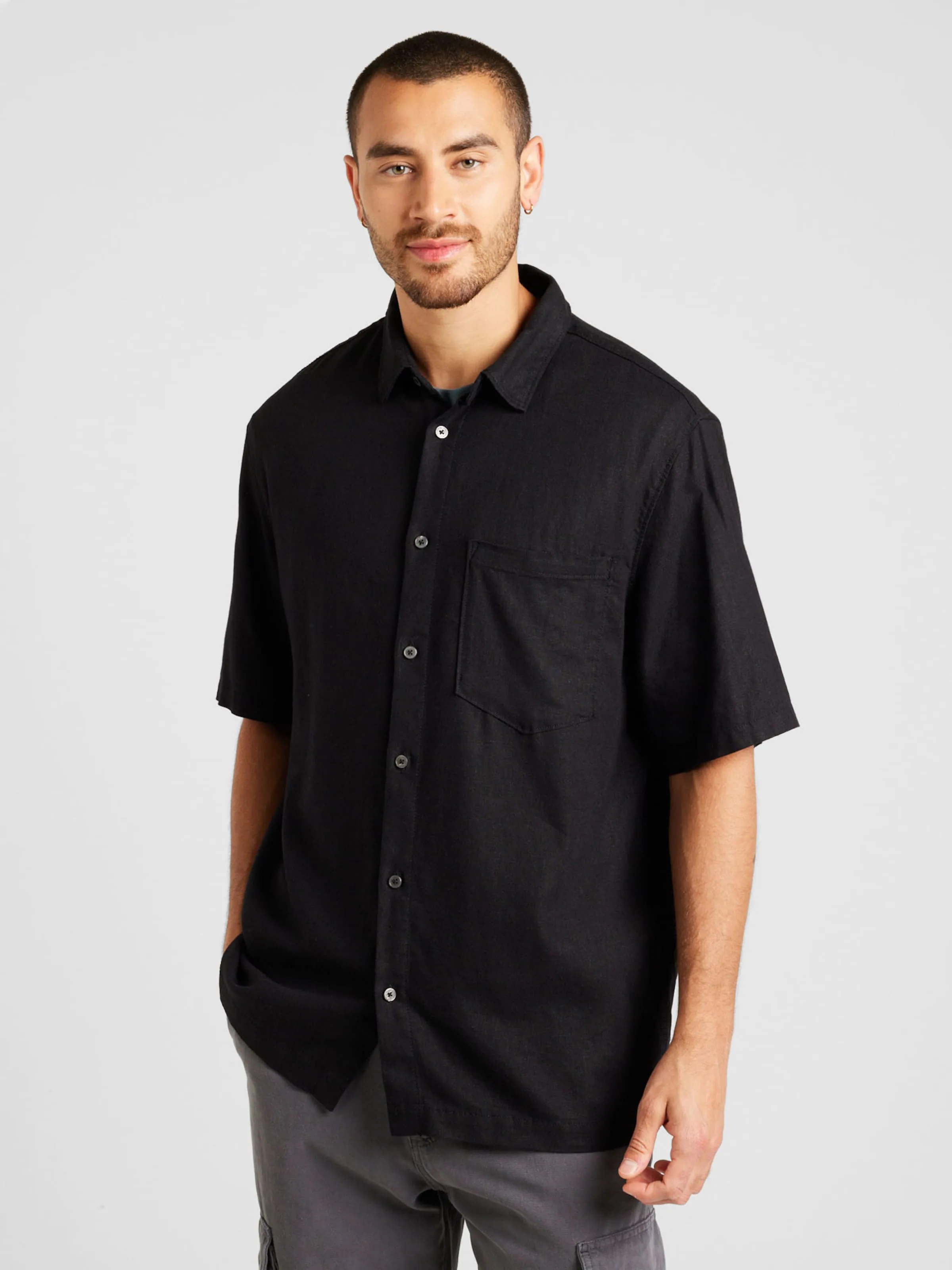 Ajuste confortable Camisa WEEKDAY en Negro
