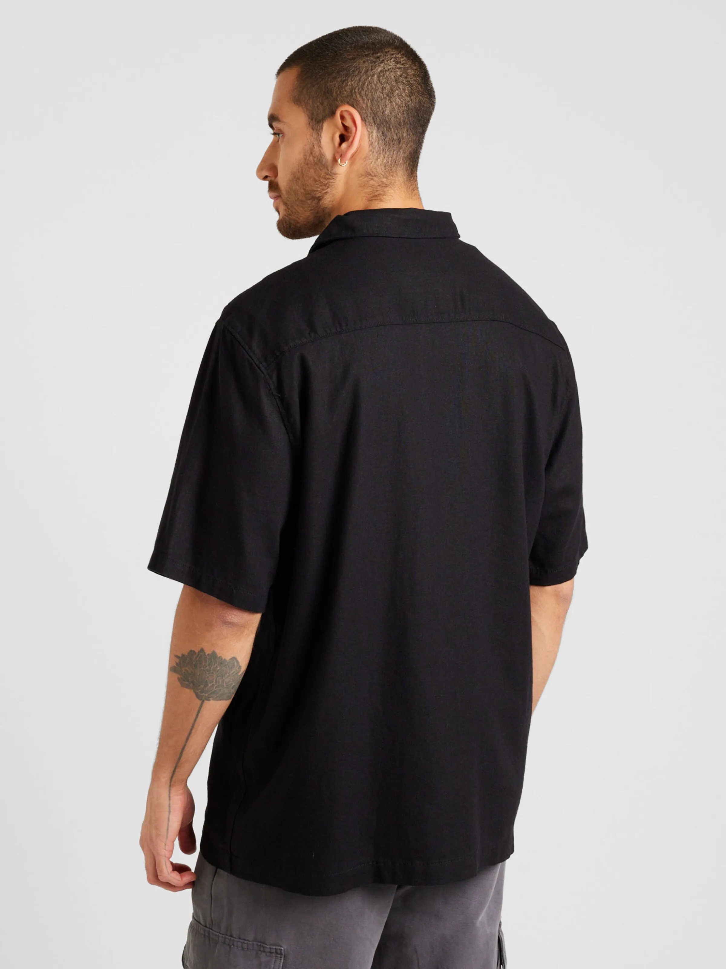 Ajuste confortable Camisa WEEKDAY en Negro