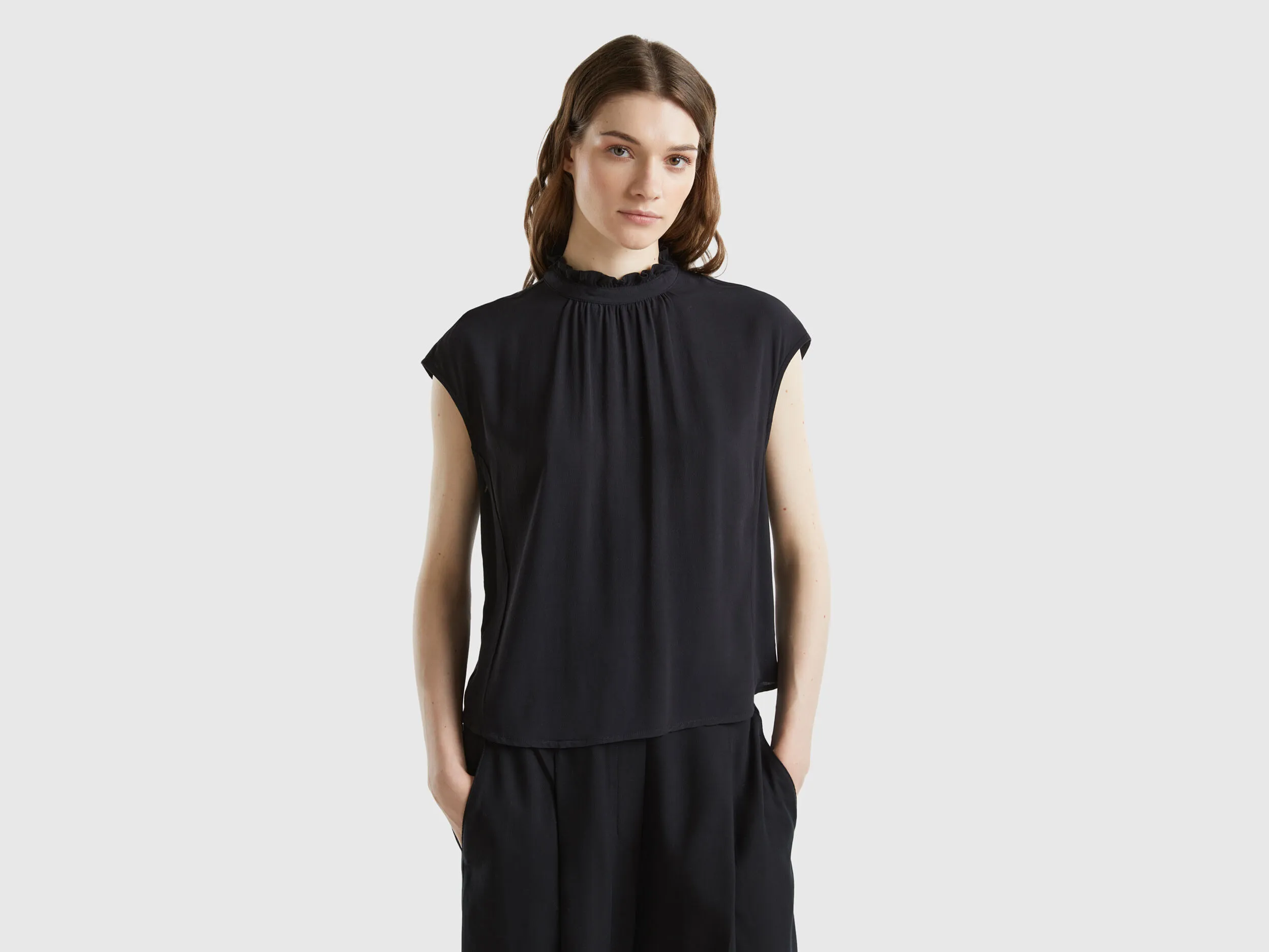 Blusa con volantes en el cuello