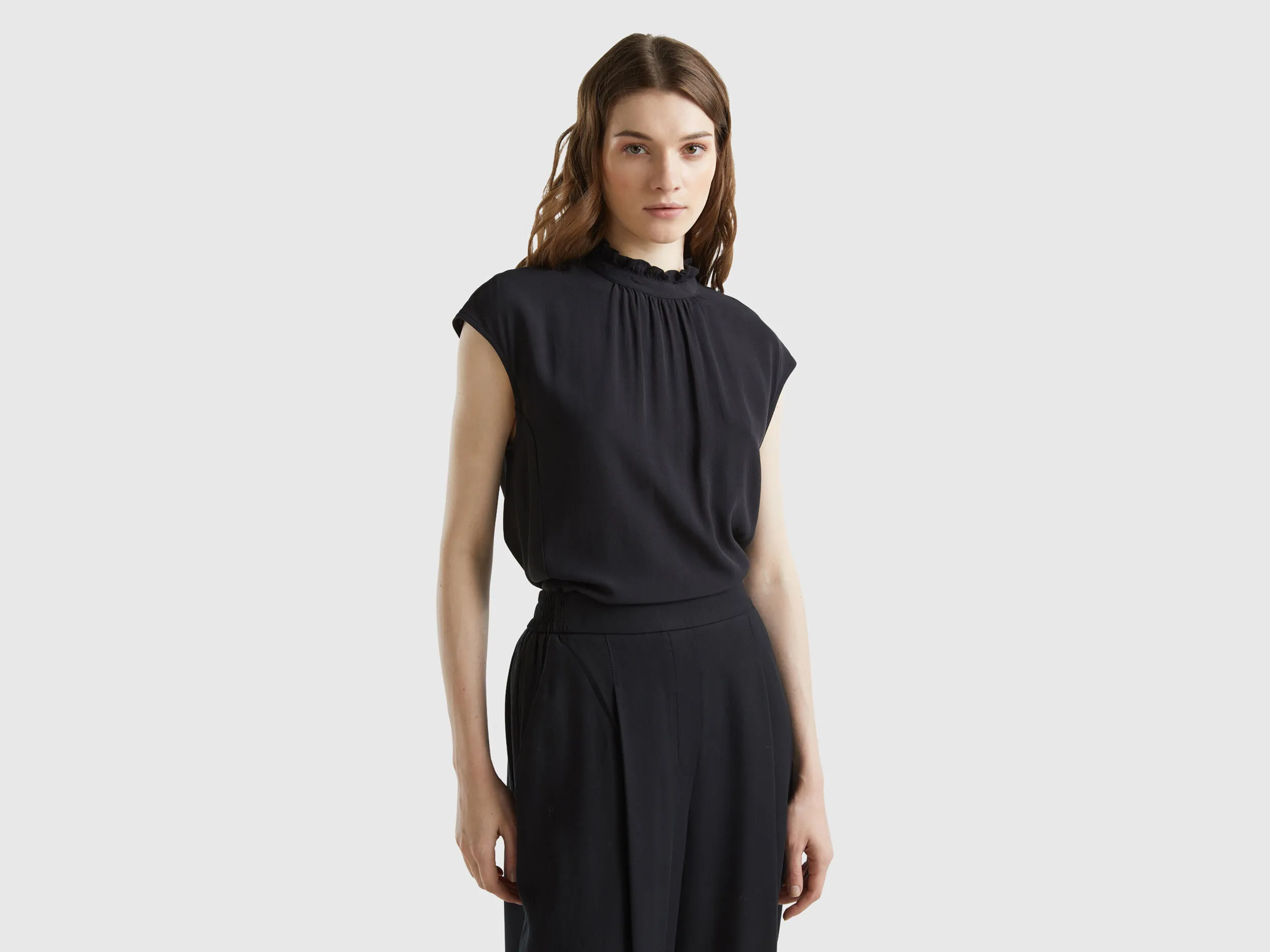 Blusa con volantes en el cuello