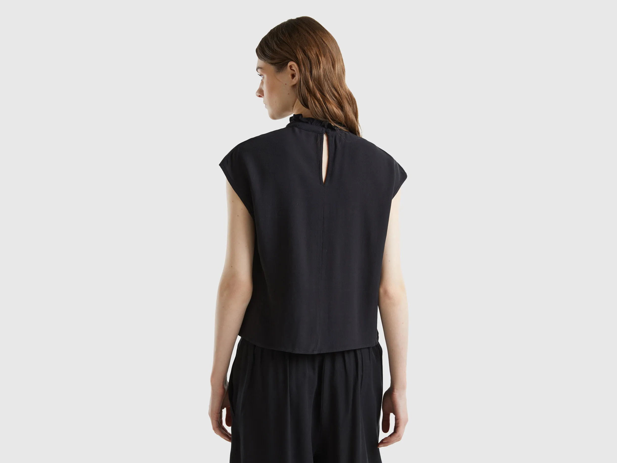 Blusa con volantes en el cuello
