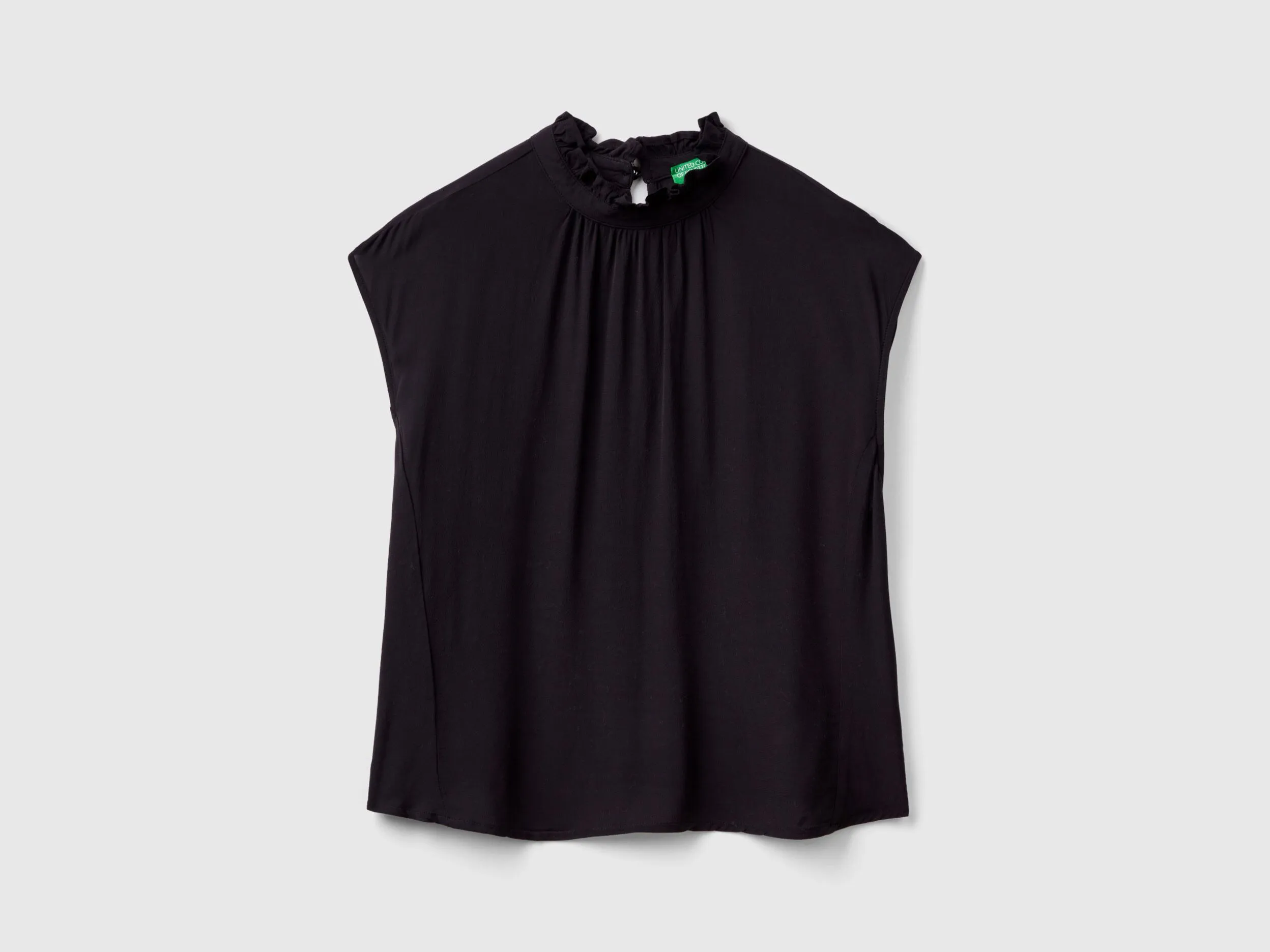 Blusa con volantes en el cuello