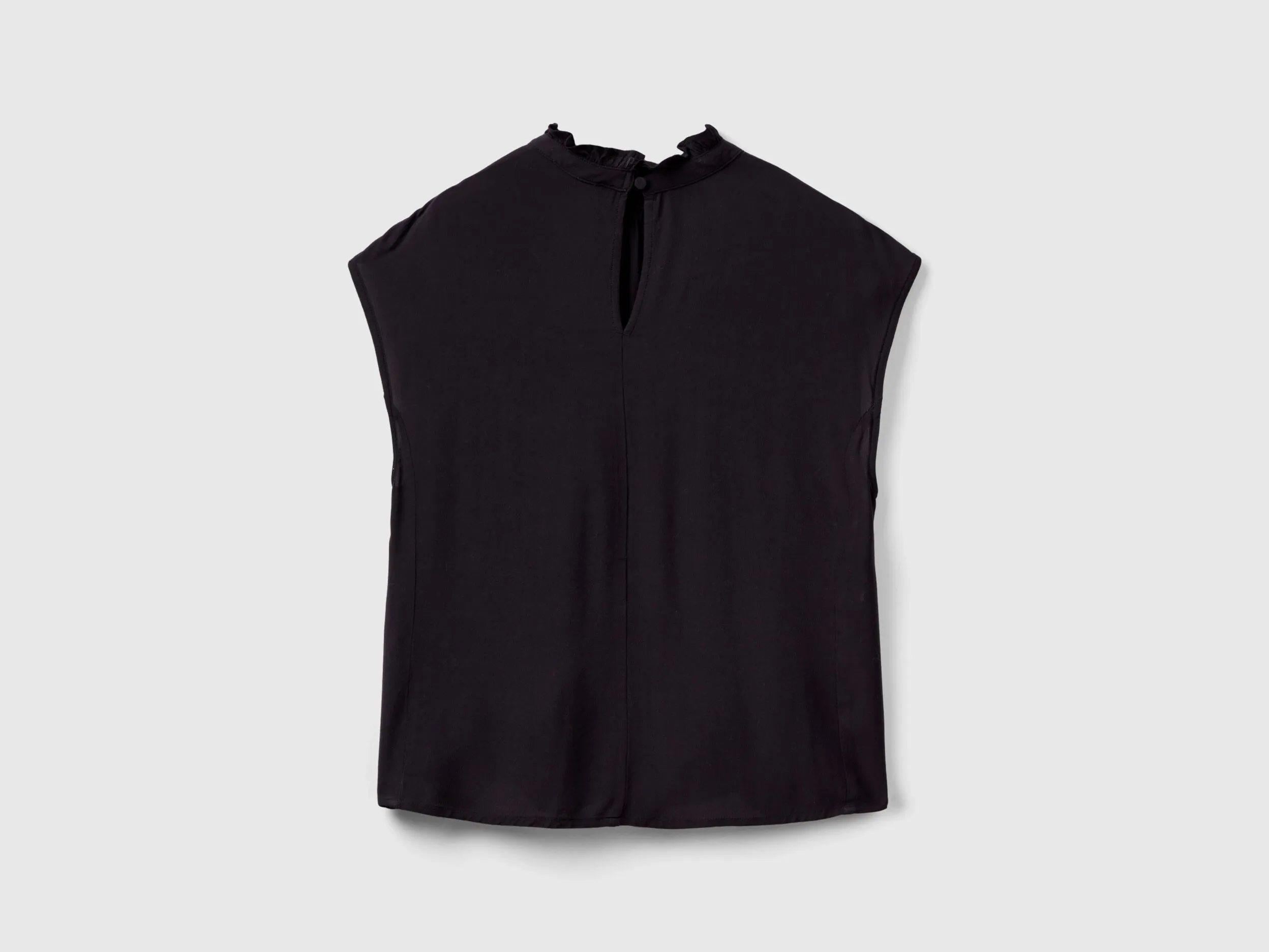 Blusa con volantes en el cuello
