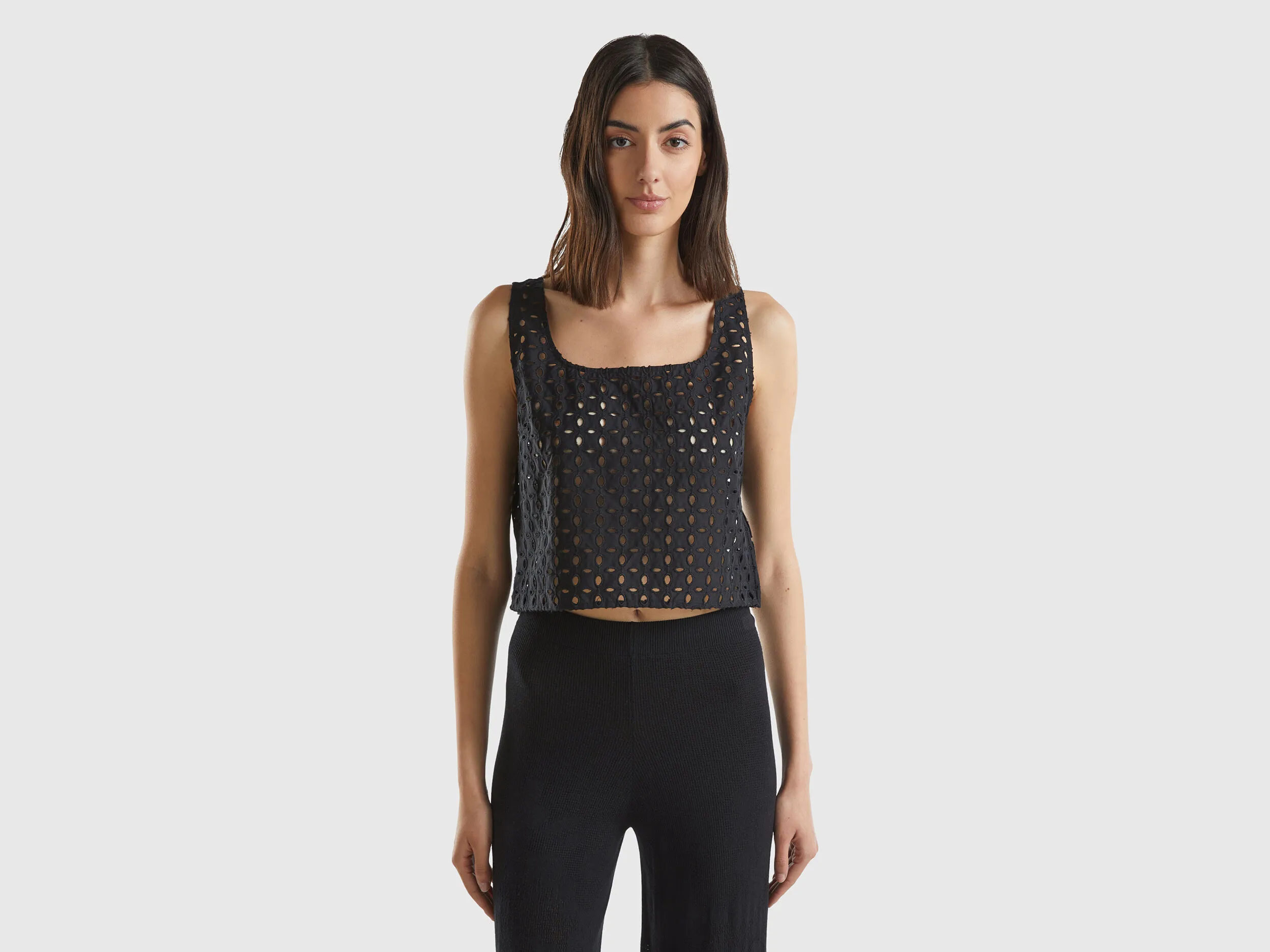 Blusa de encaje suizo sin mangas
