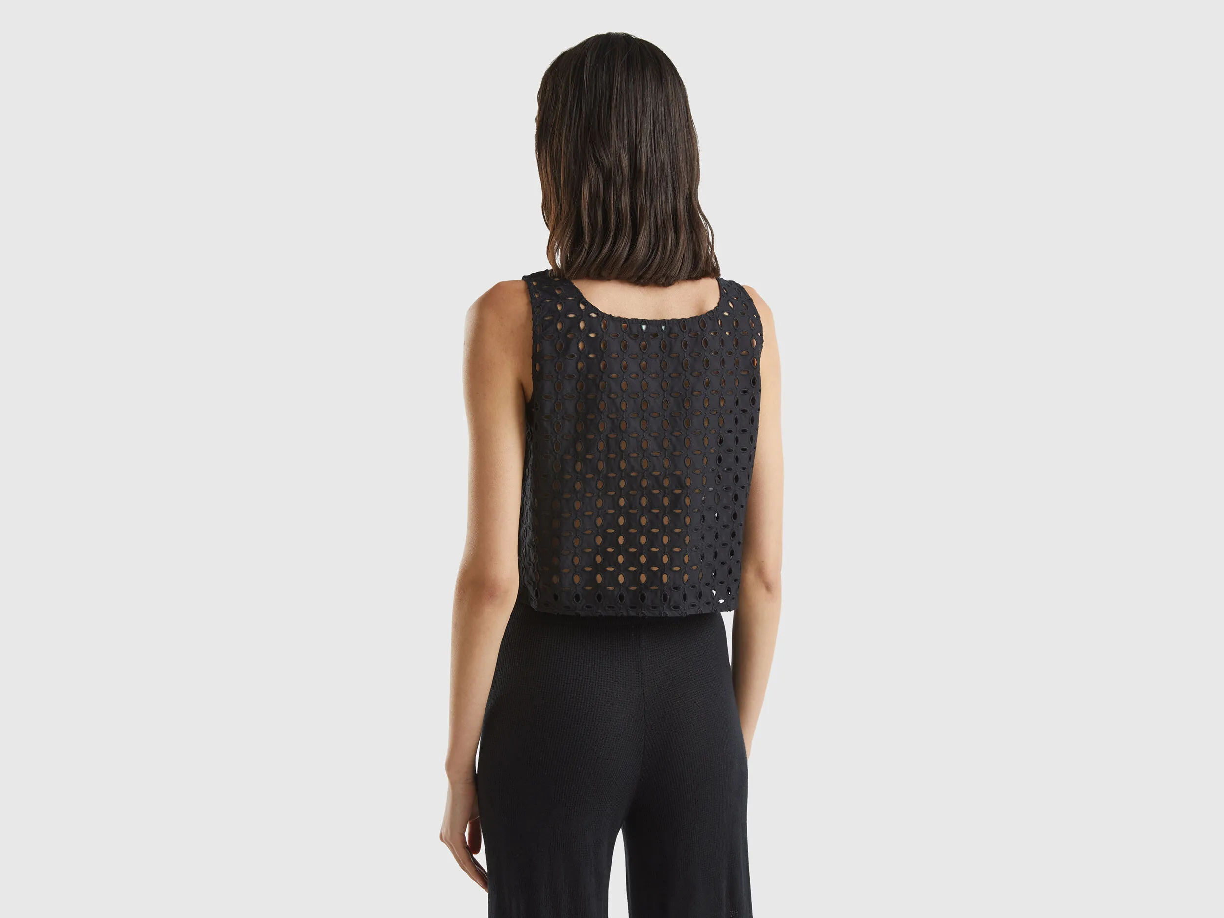 Blusa de encaje suizo sin mangas