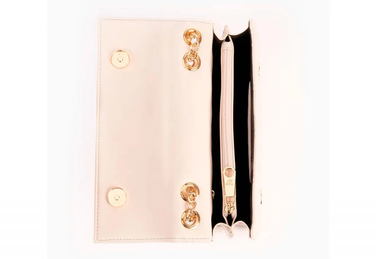 Bolso Colgar Enguatado Beige Tapa Doble Asa Cadena Metal Oro
