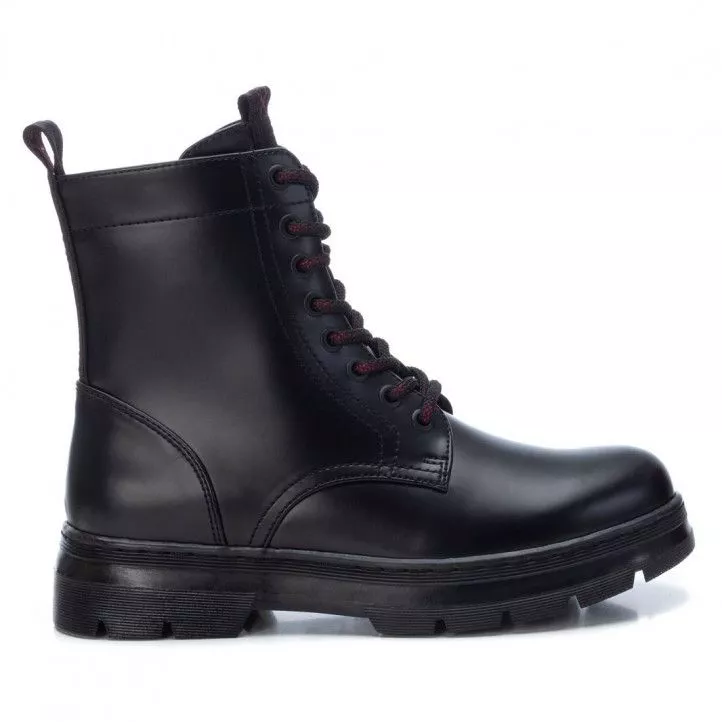 Botines planos Xti negros con cordones con detalles rojos