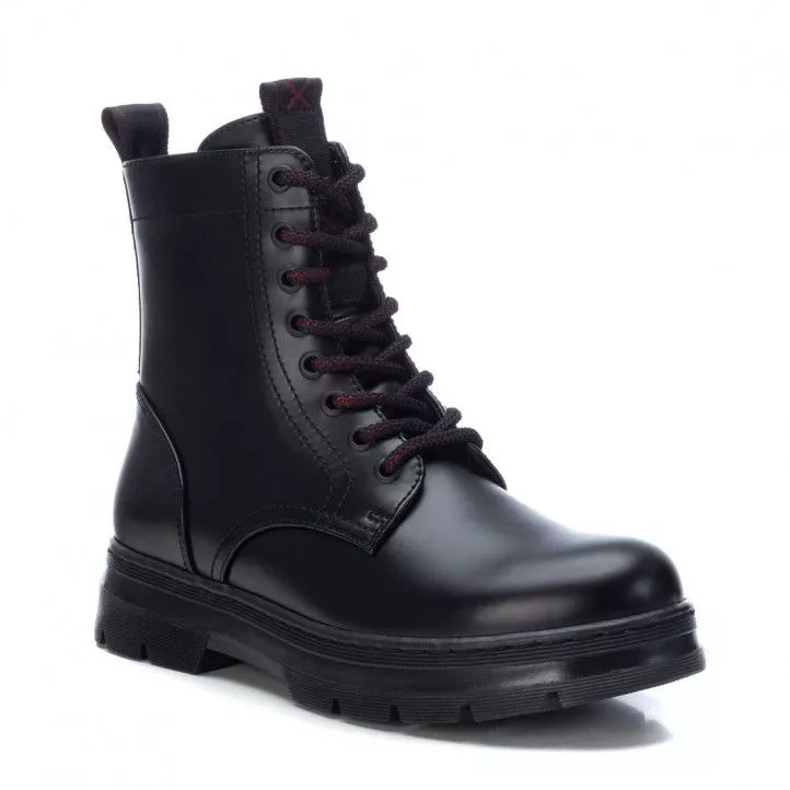 Botines planos Xti negros con cordones con detalles rojos