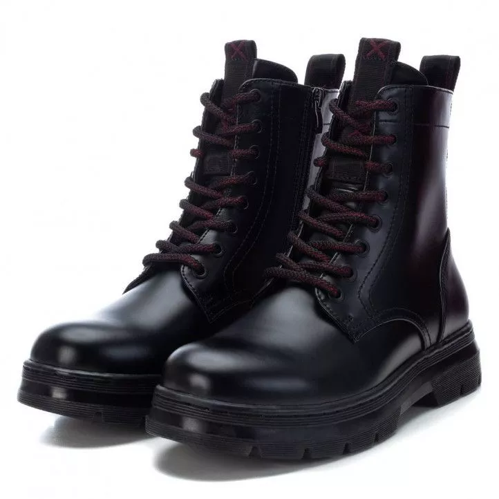 Botines planos Xti negros con cordones con detalles rojos