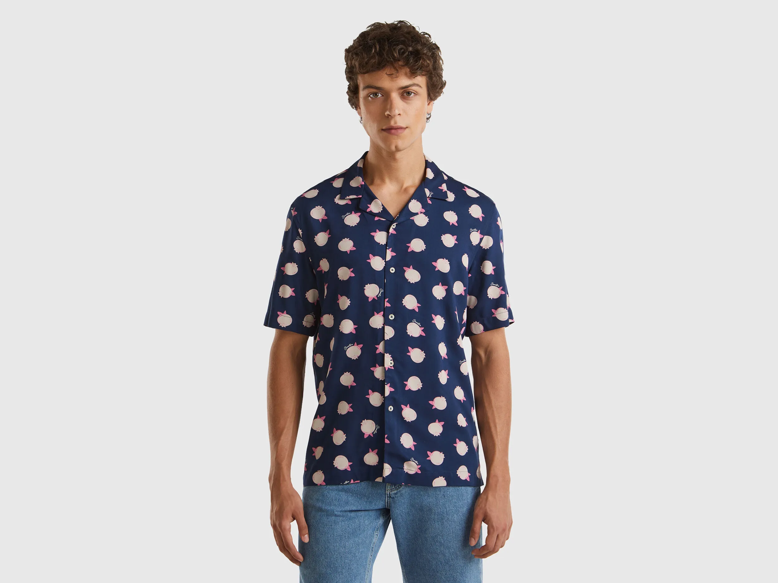 Camisa azul oscuro con estampado de arándanos
