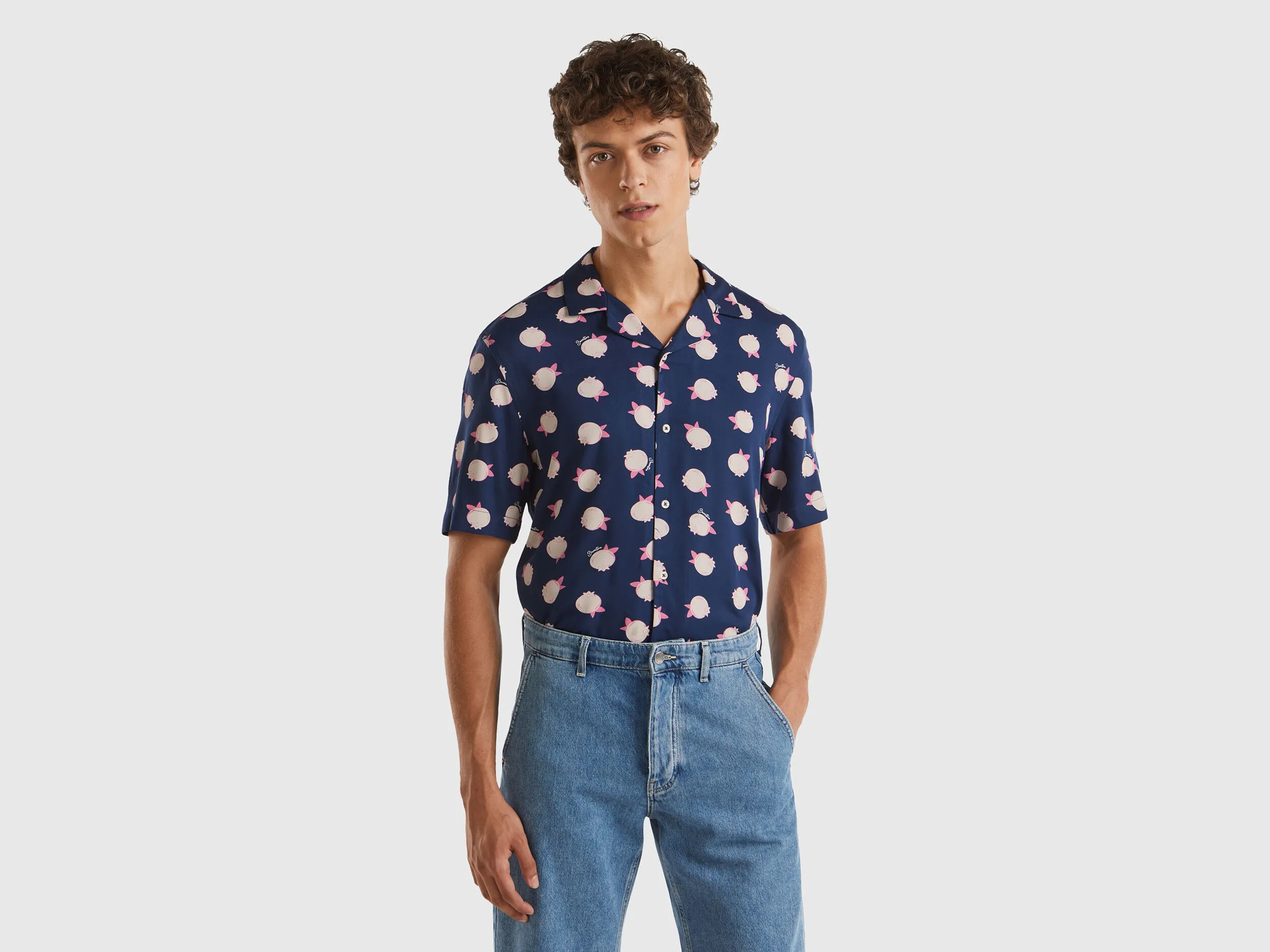 Camisa azul oscuro con estampado de arándanos