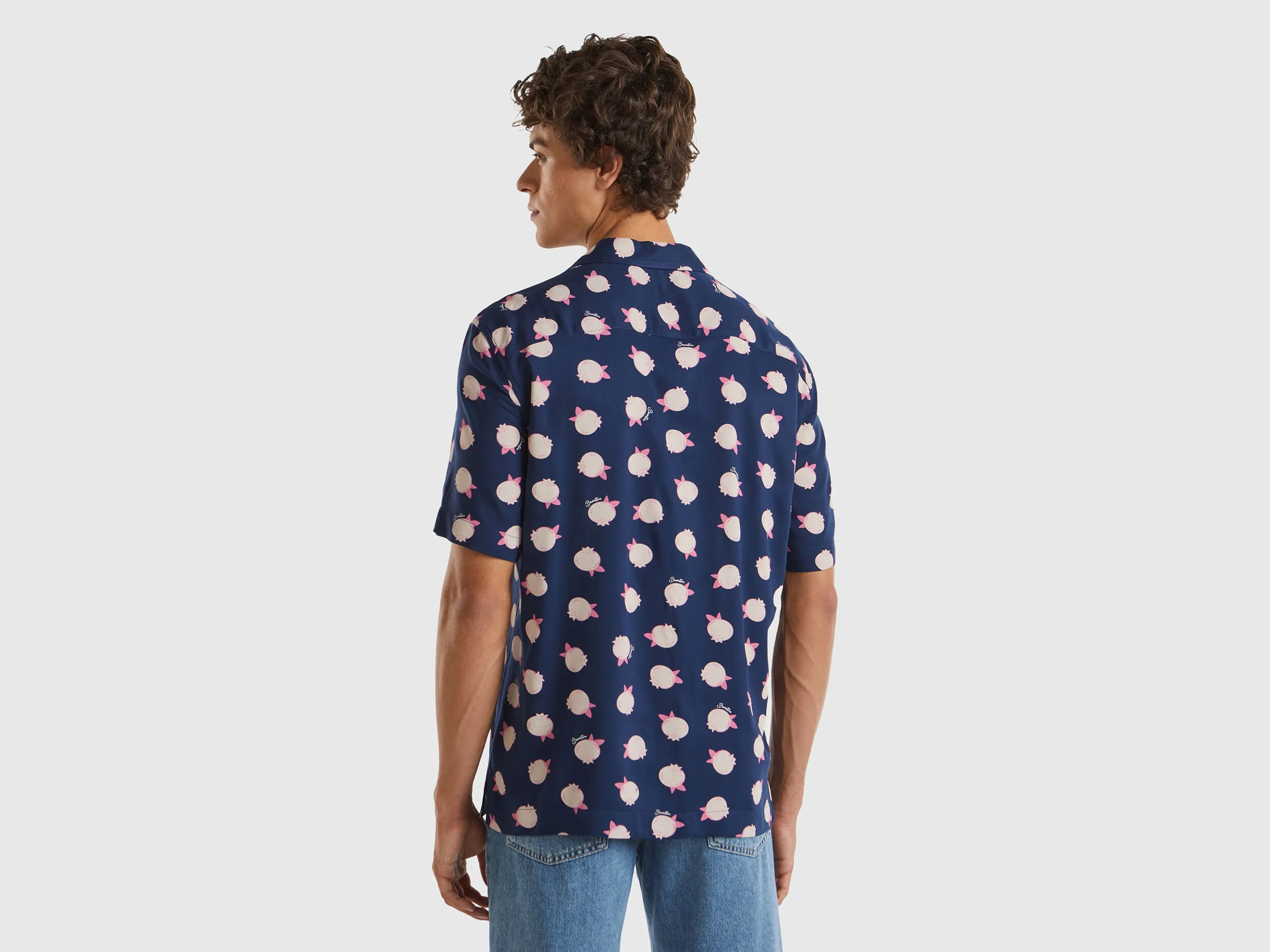 Camisa azul oscuro con estampado de arándanos