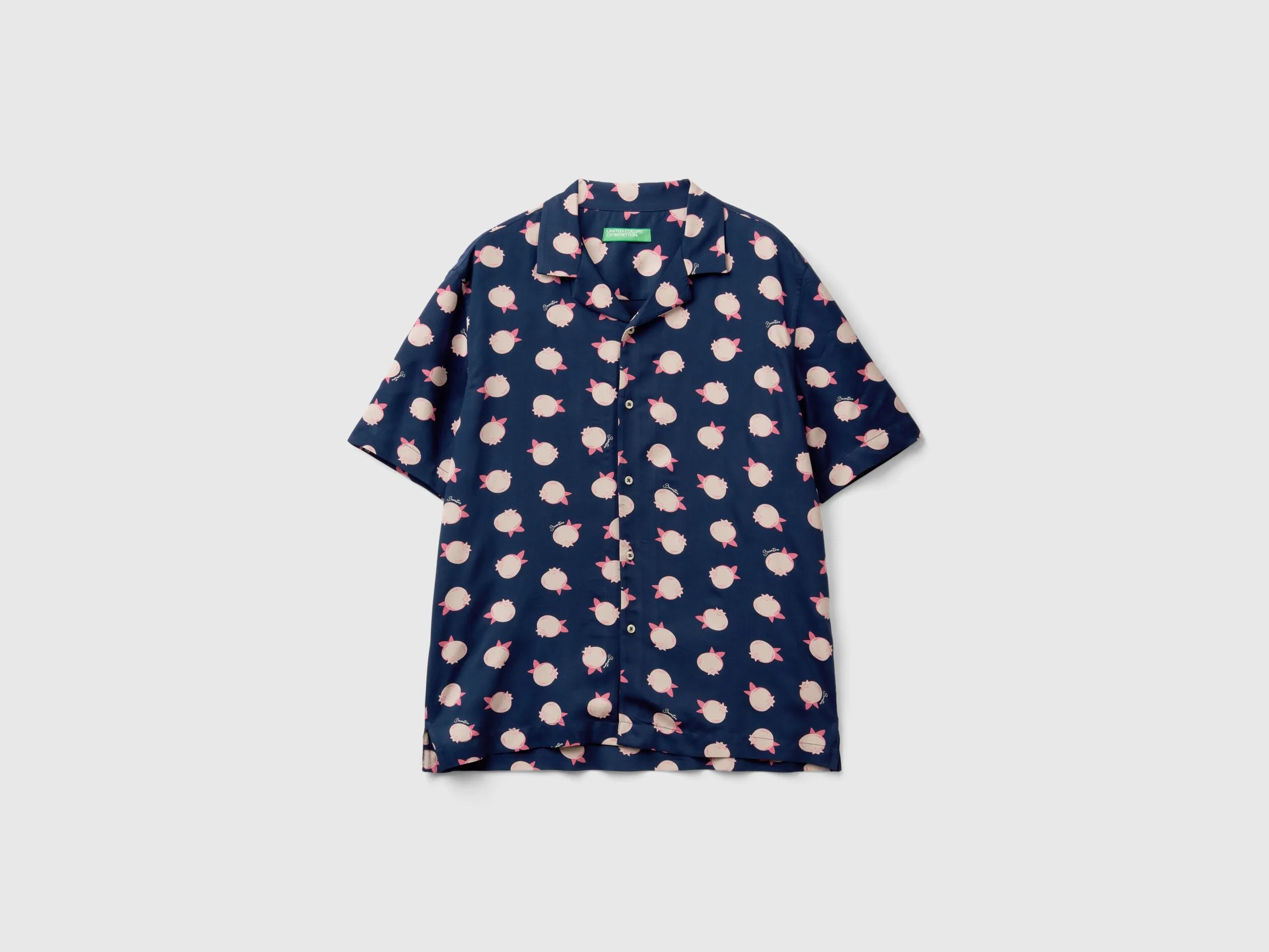 Camisa azul oscuro con estampado de arándanos