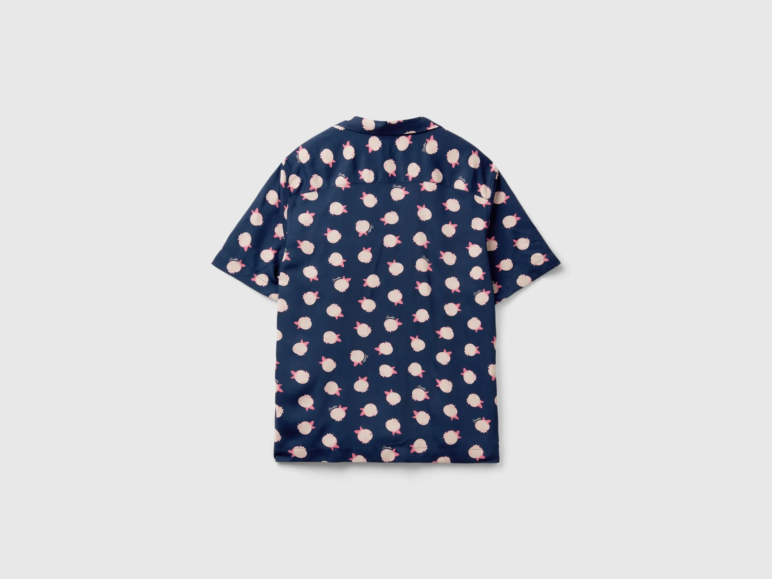 Camisa azul oscuro con estampado de arándanos