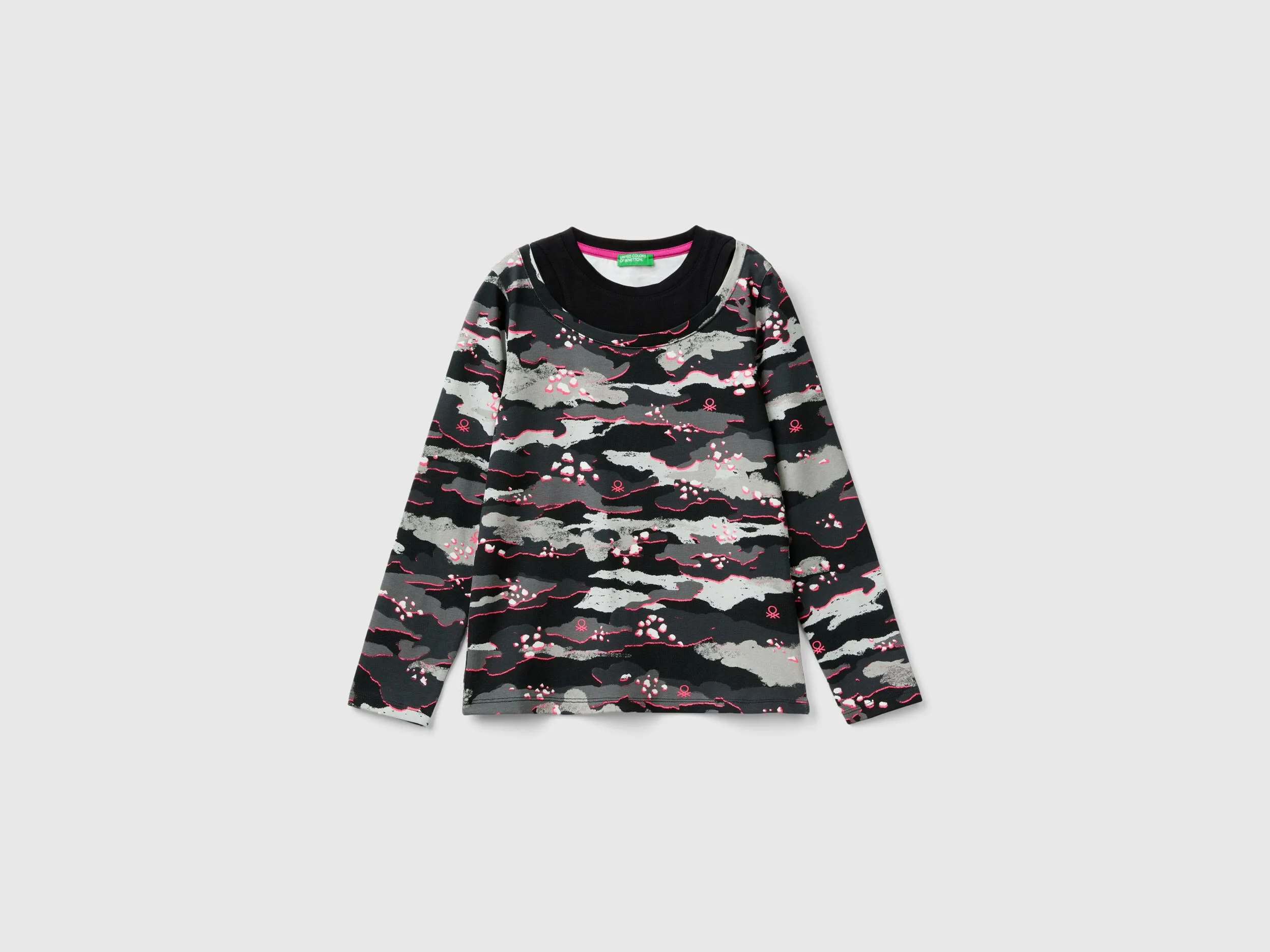 Camiseta camuflaje con detalle flúor