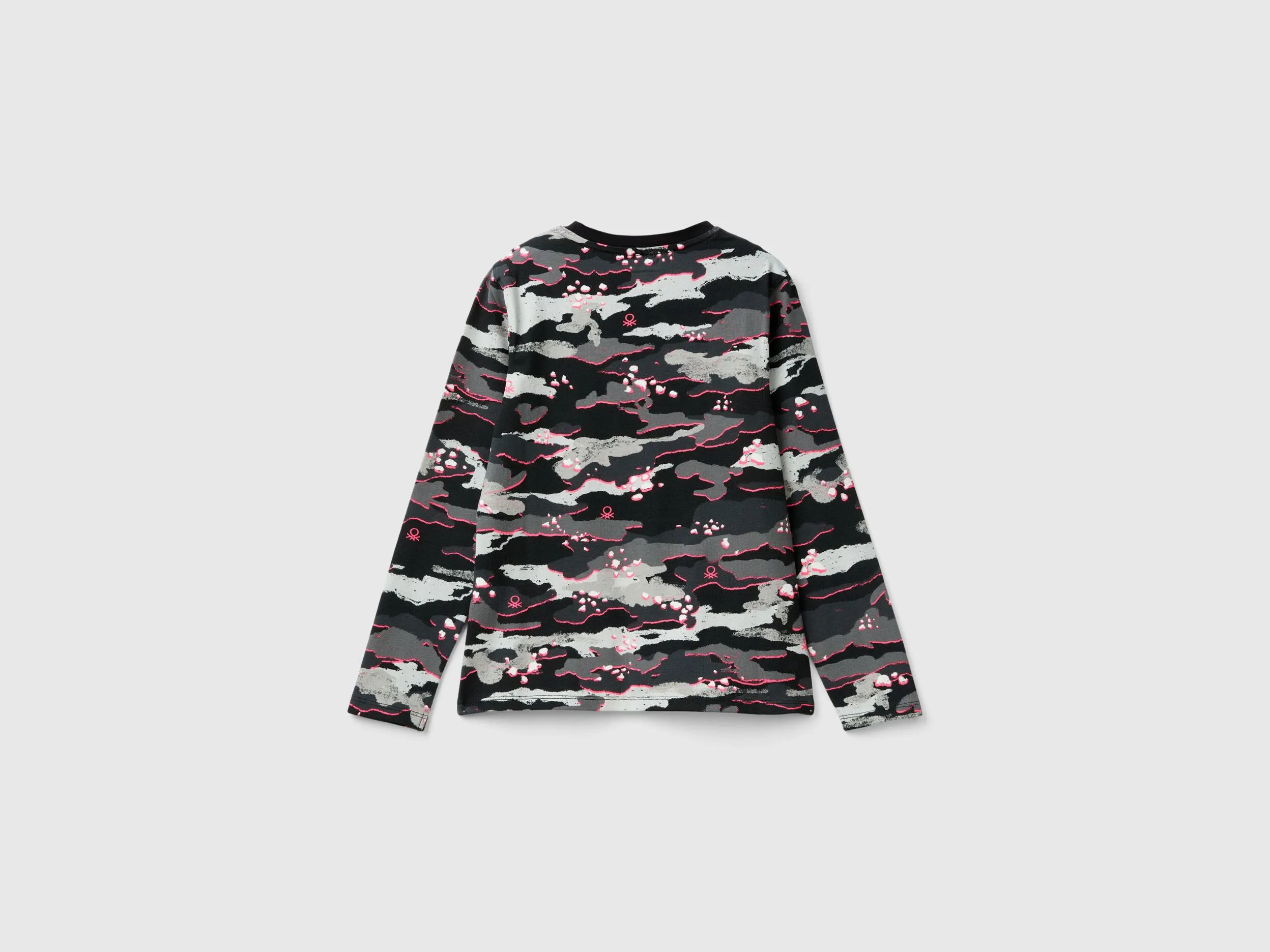 Camiseta camuflaje con detalle flúor