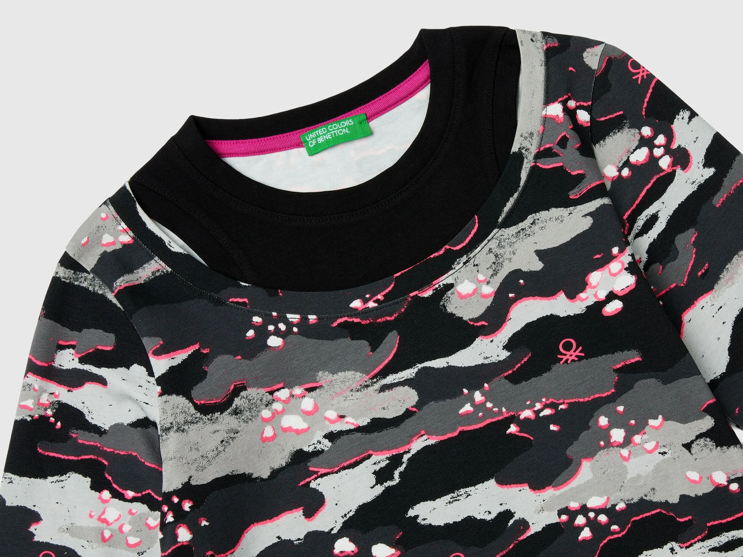 Camiseta camuflaje con detalle flúor