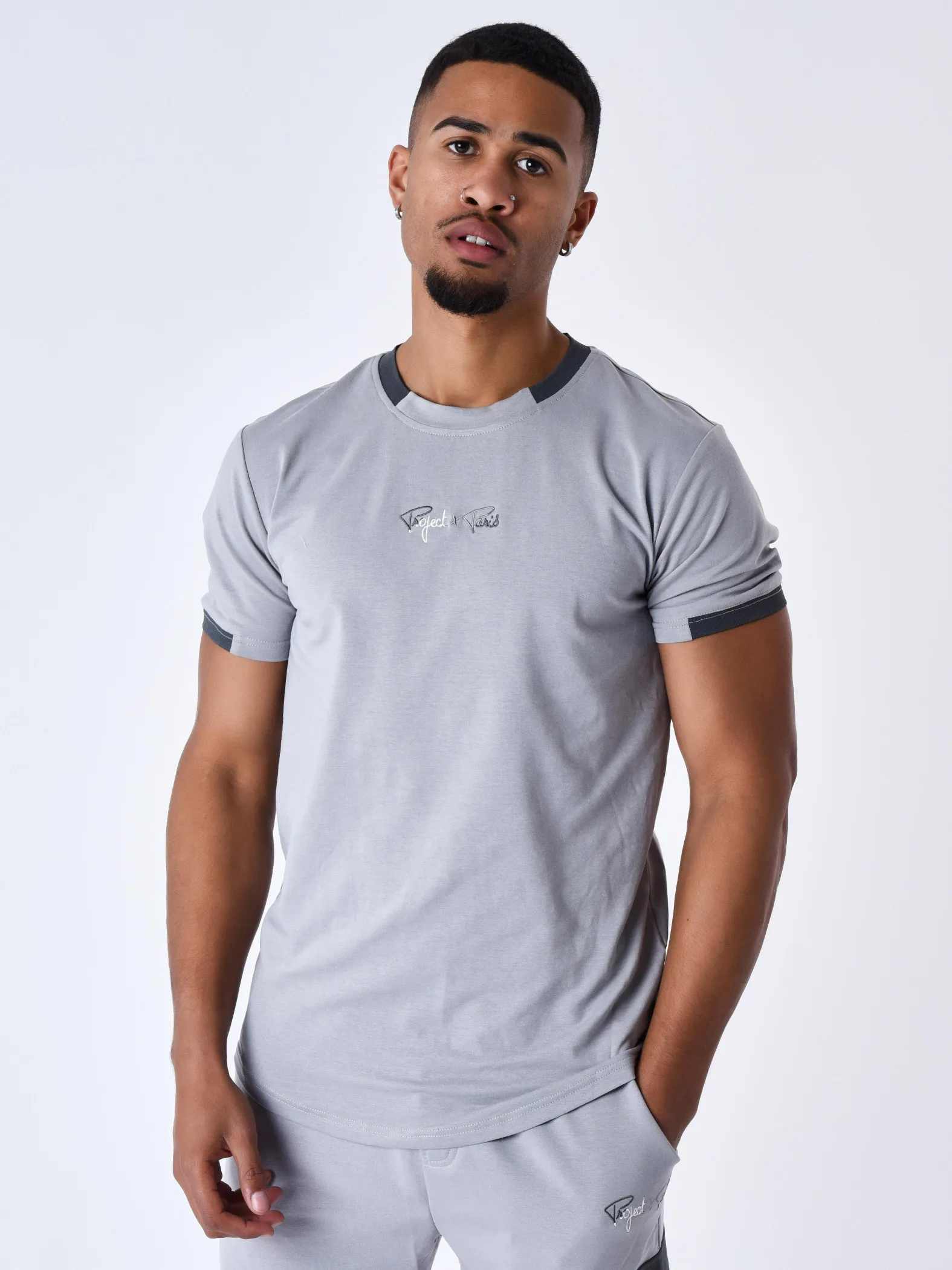 Camiseta con banda con logotipo en contraste