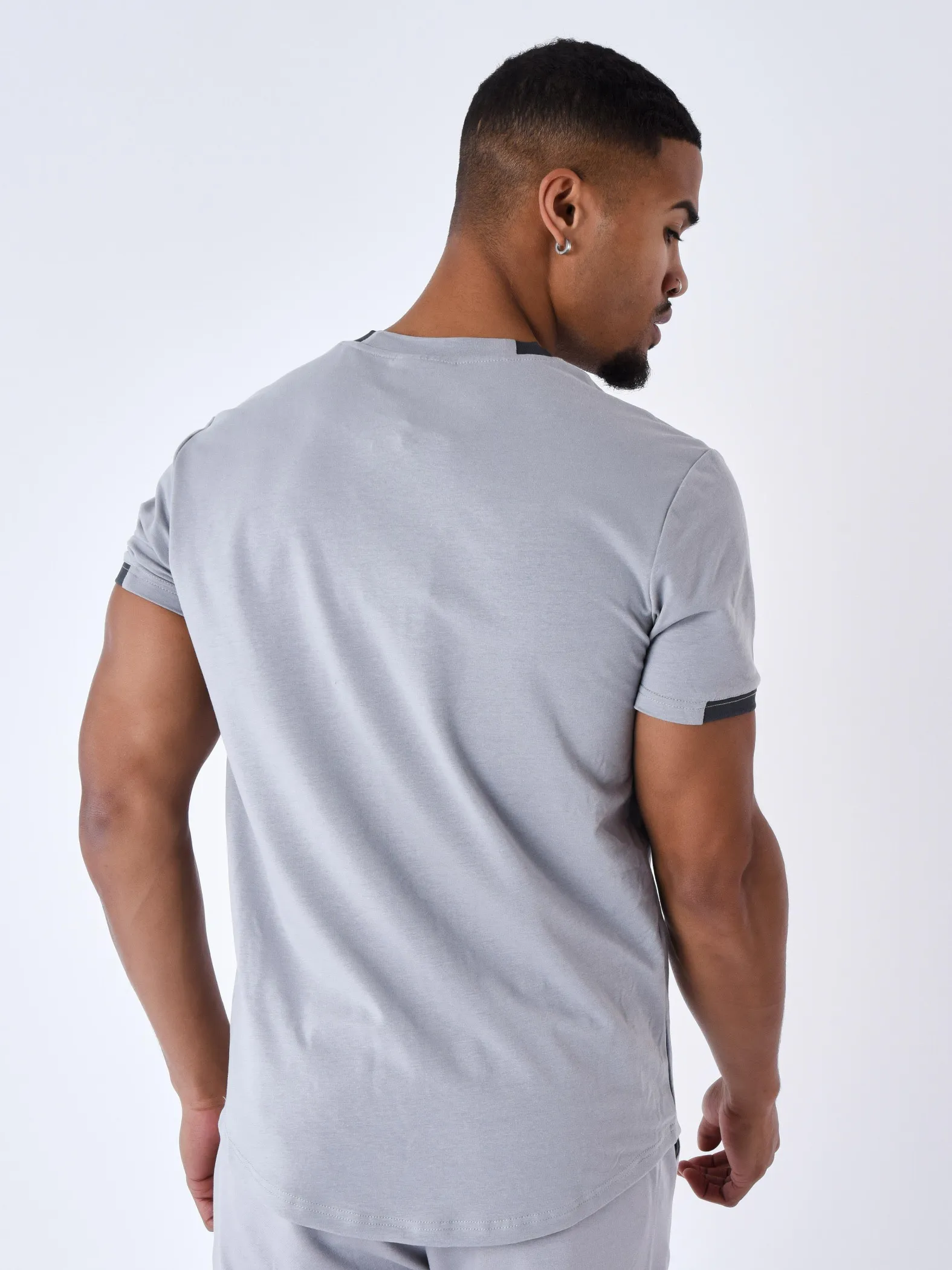 Camiseta con banda con logotipo en contraste