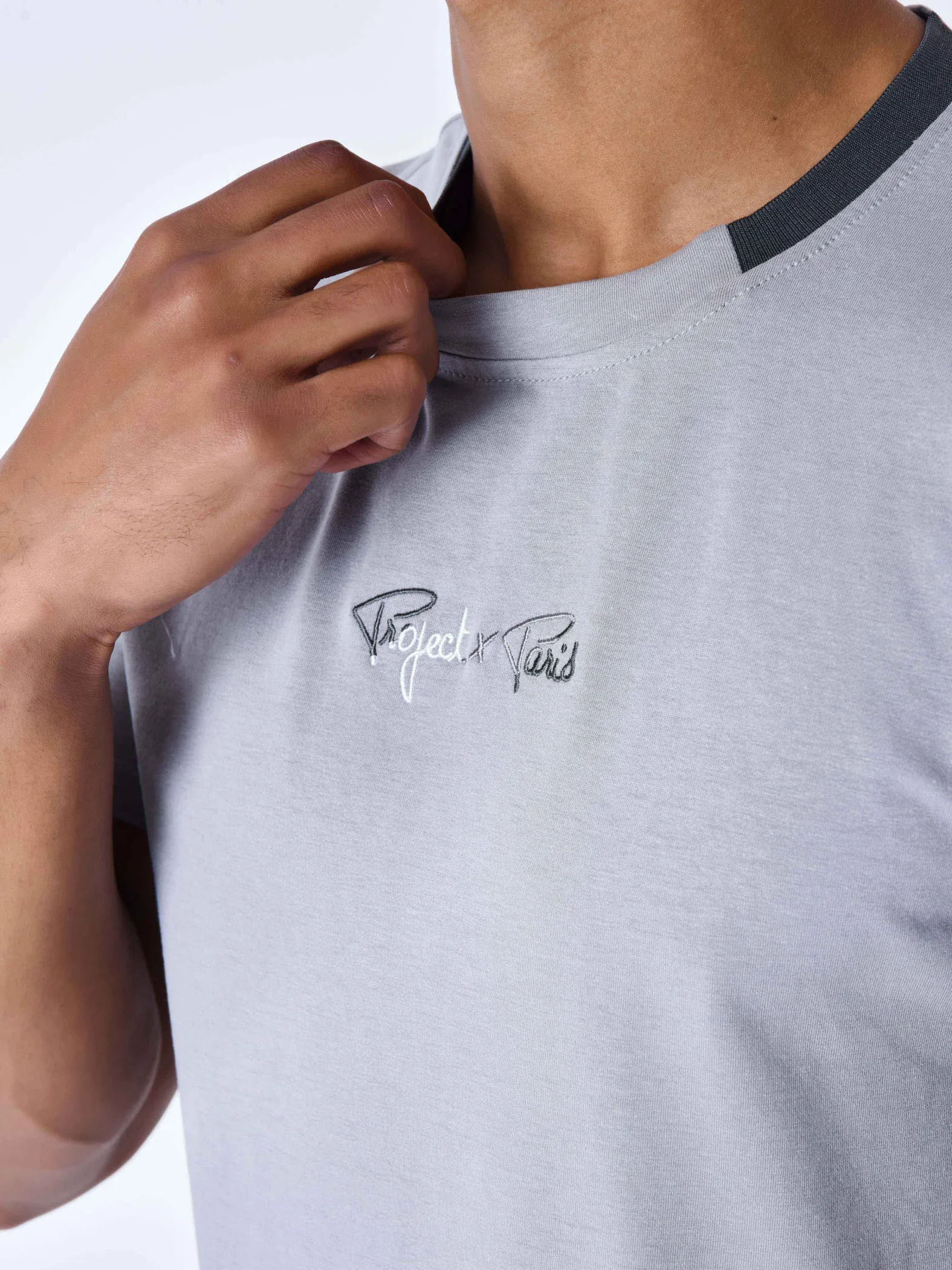 Camiseta con banda con logotipo en contraste