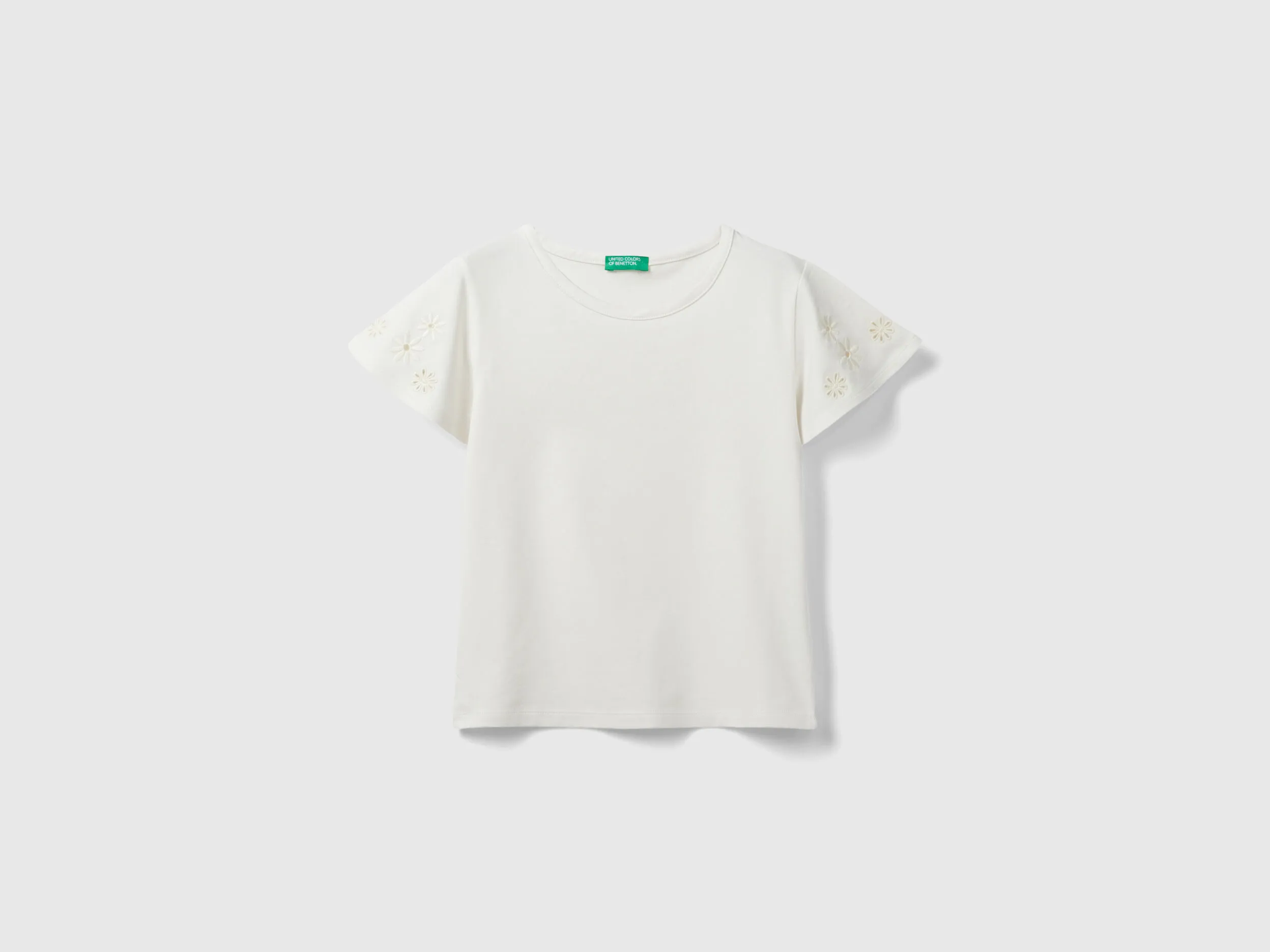 Camiseta con bordados de flores