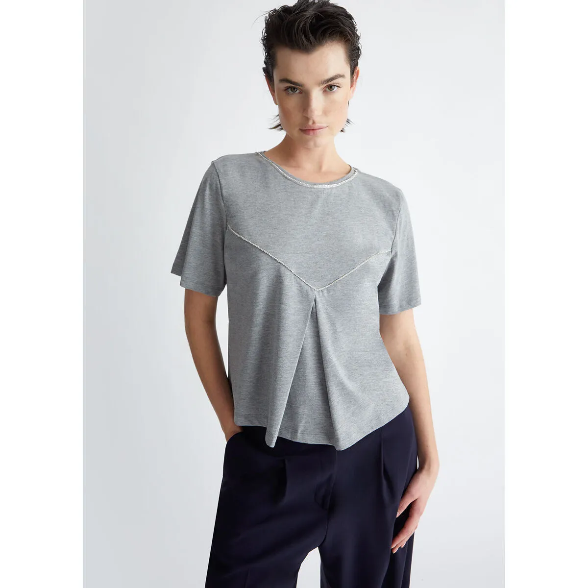 Camiseta con corte de pico