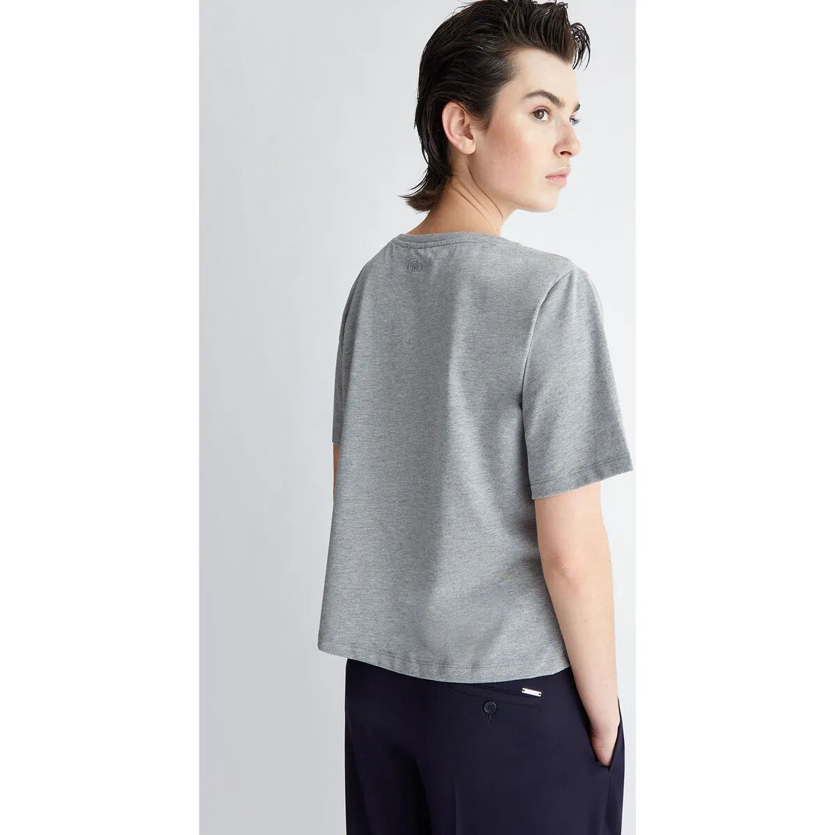 Camiseta con corte de pico