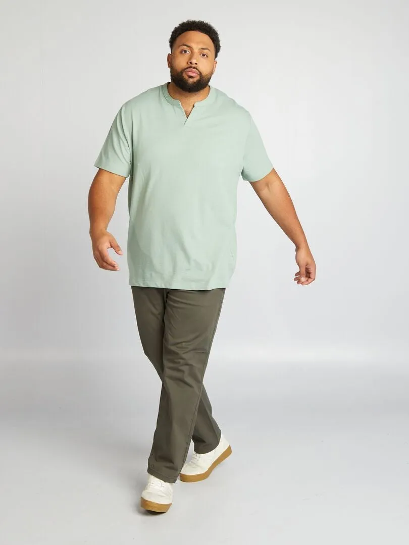 CAMISETA CON CUELLO MAO Y ABERTURA DE PICO  VERDE