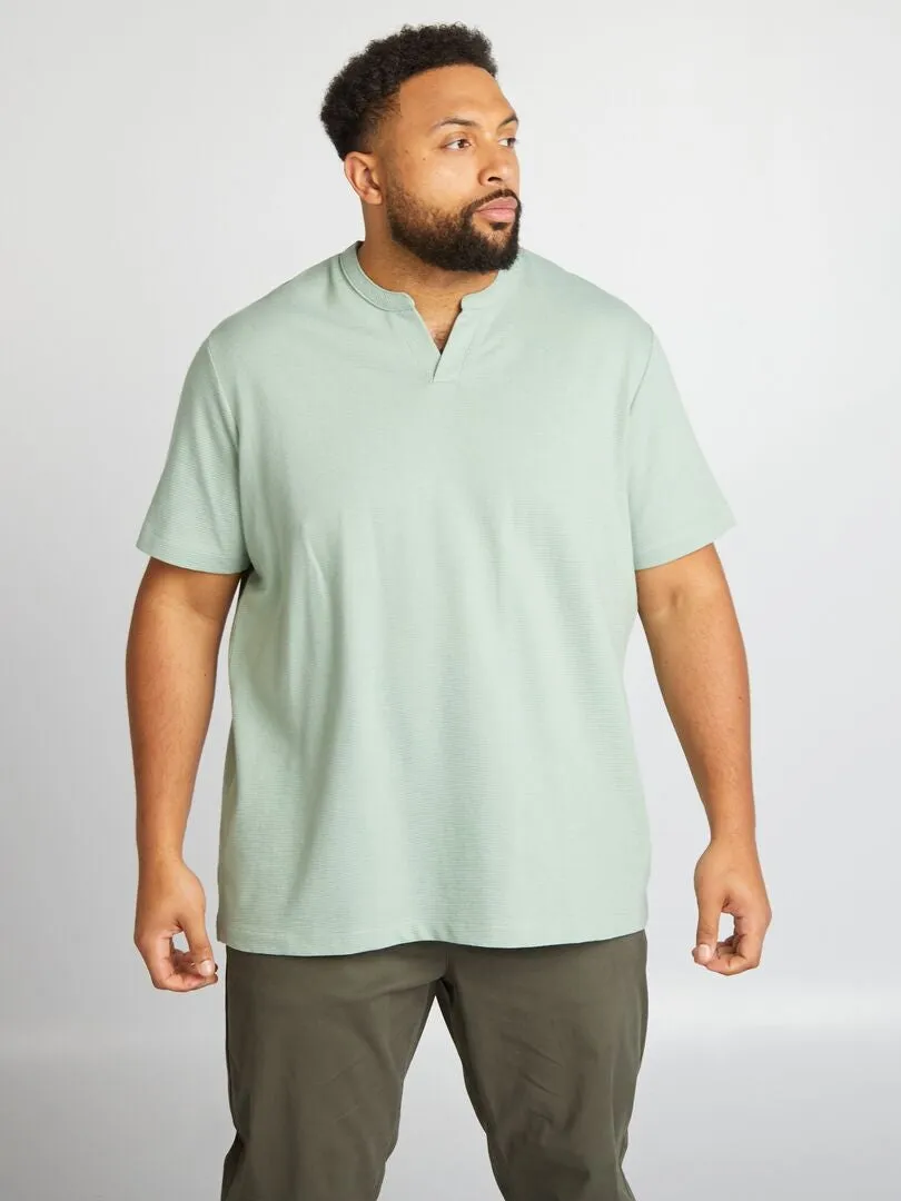 CAMISETA CON CUELLO MAO Y ABERTURA DE PICO  VERDE