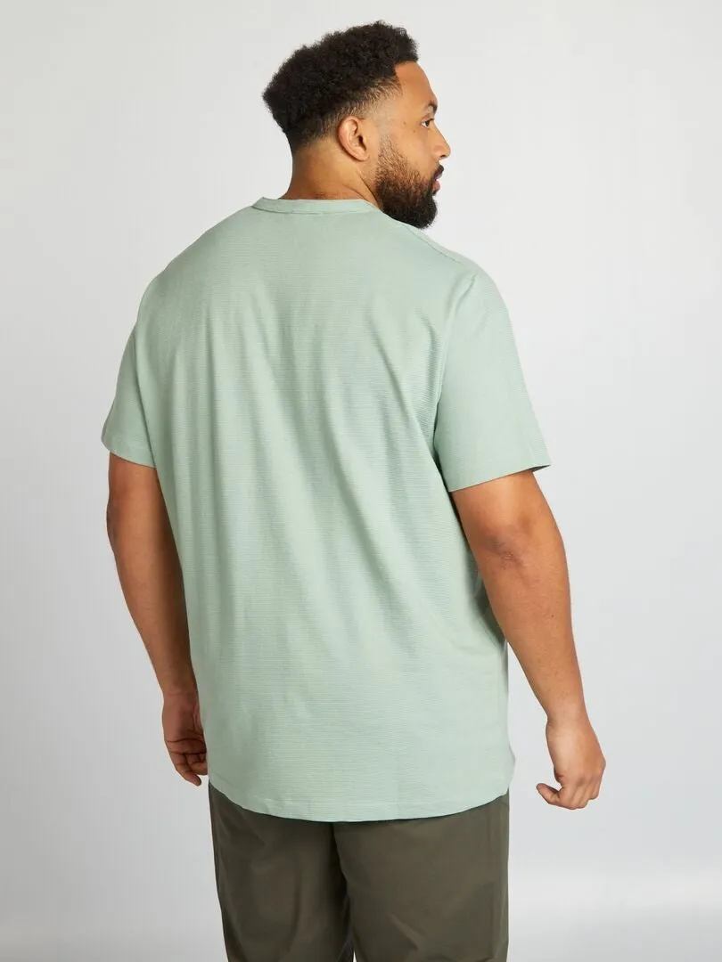 CAMISETA CON CUELLO MAO Y ABERTURA DE PICO  VERDE