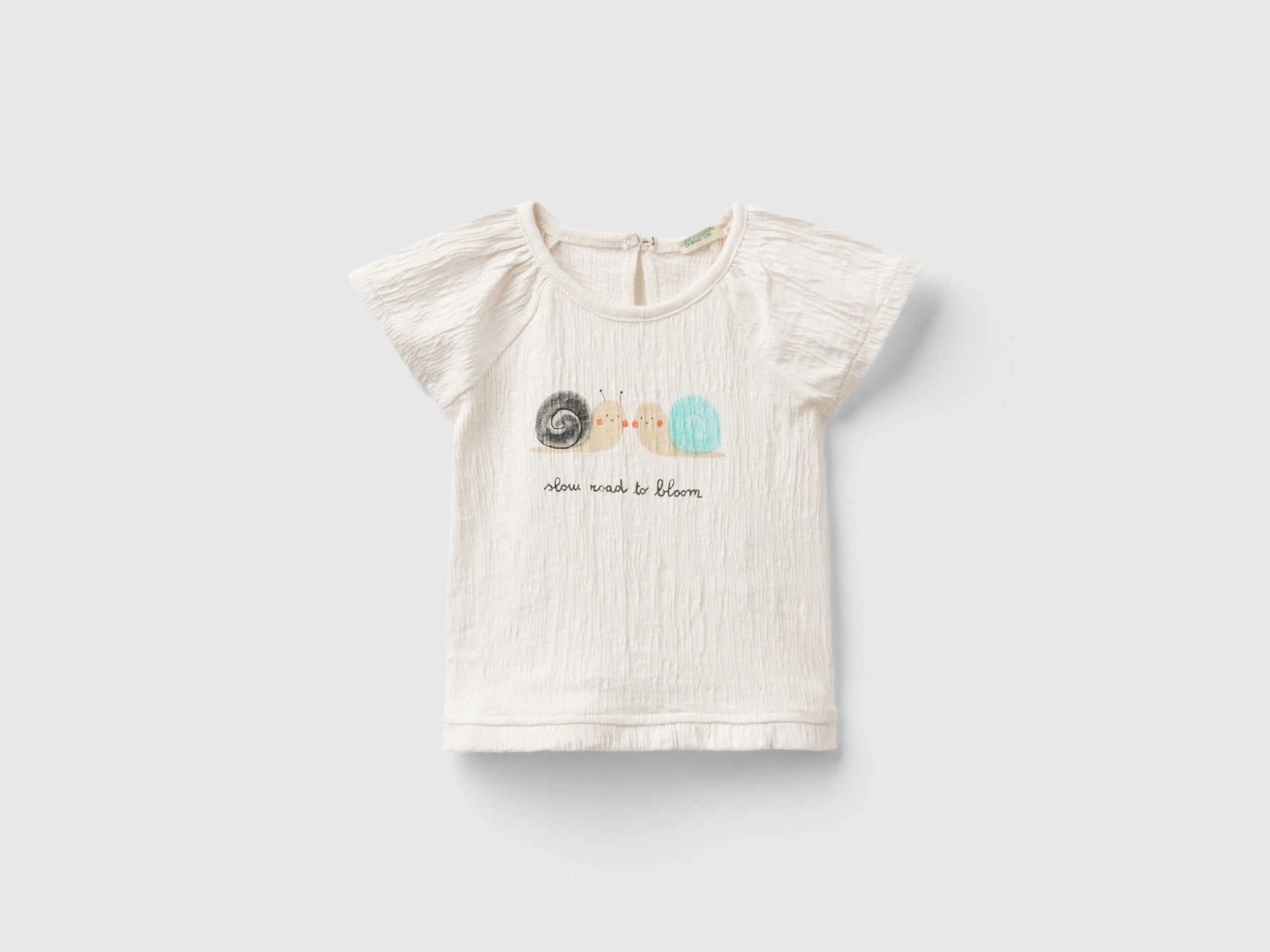 Camiseta con estampados y volantes