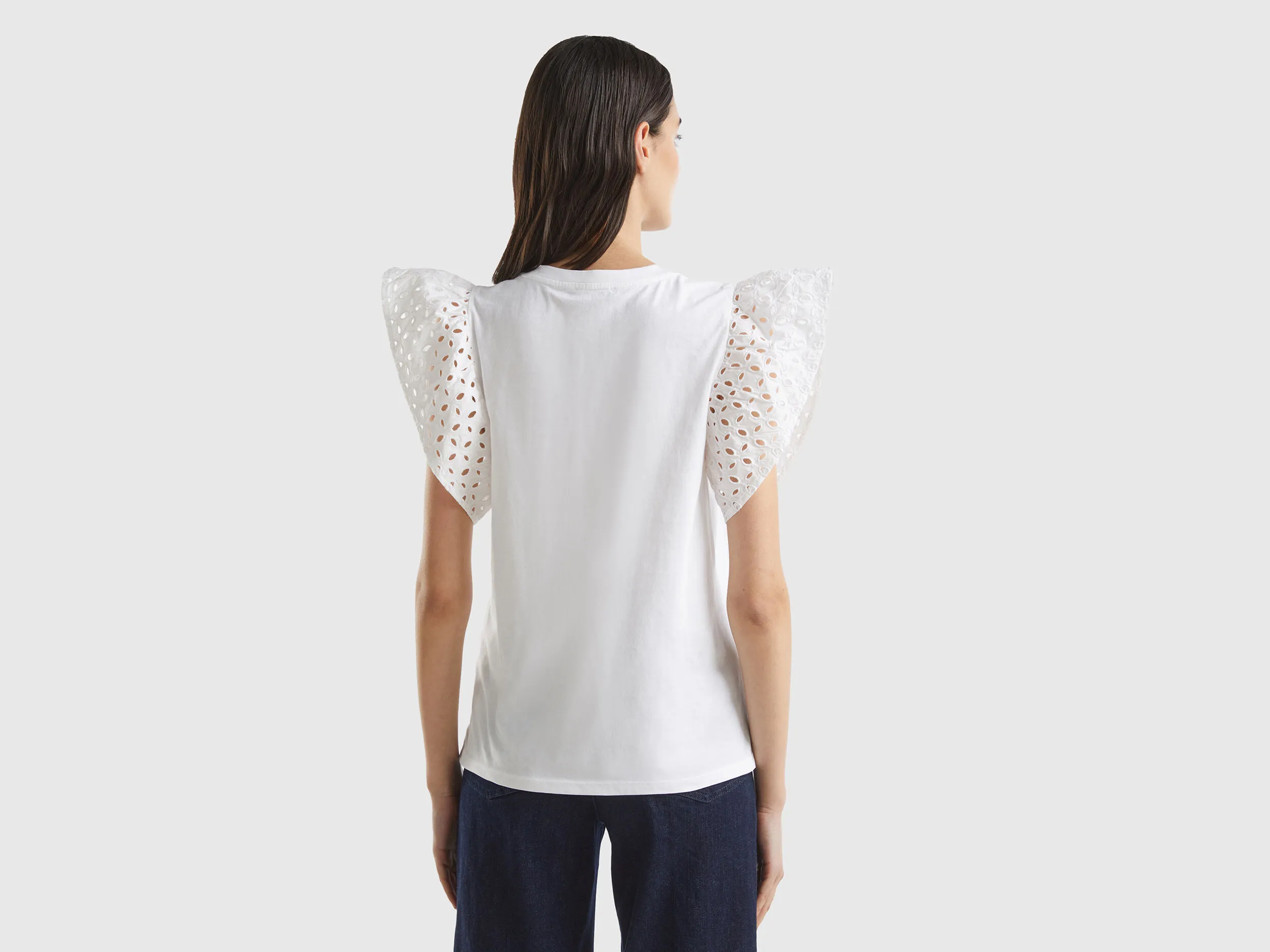 Camiseta con mangas de volantes