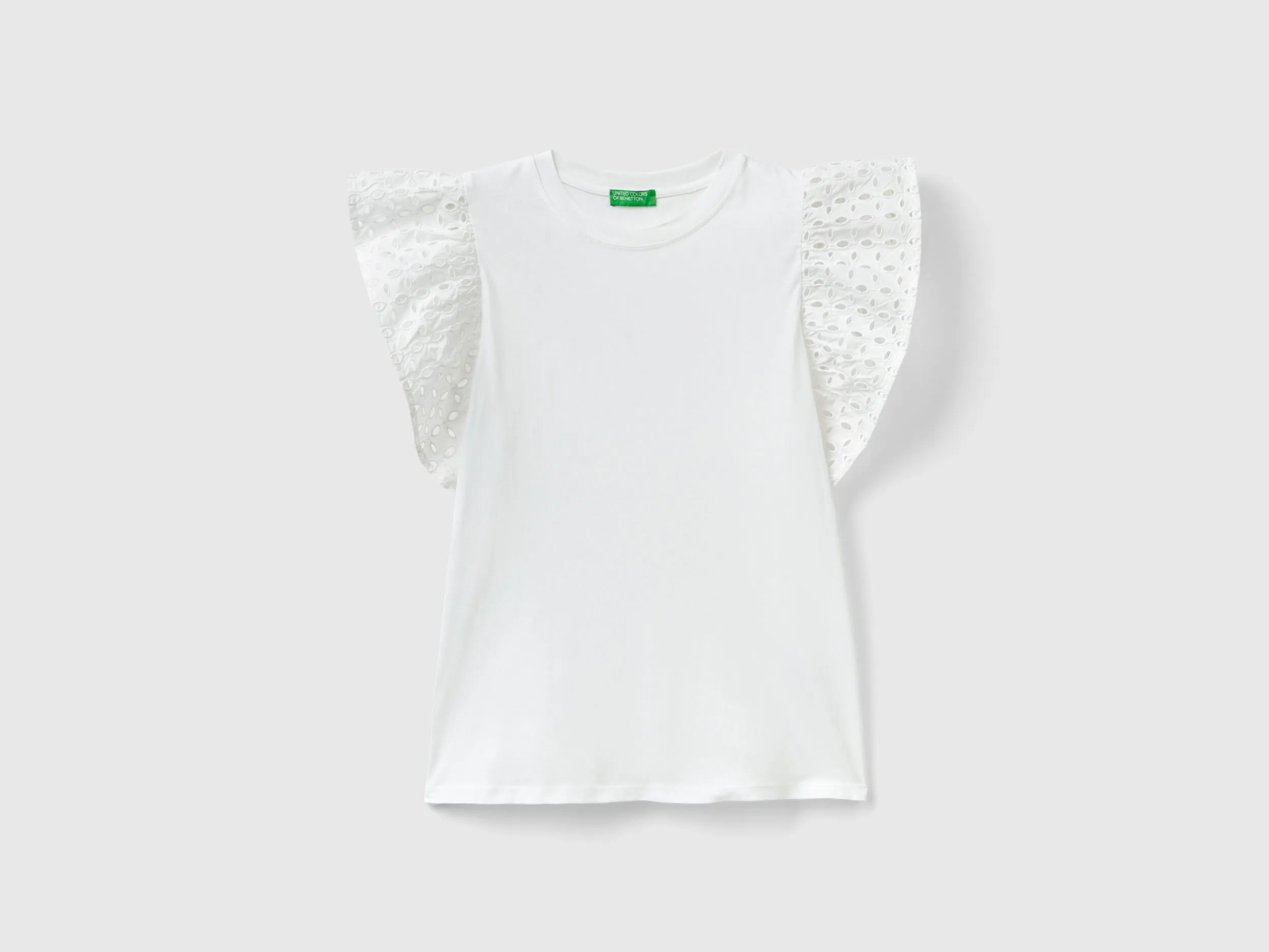 Camiseta con mangas de volantes