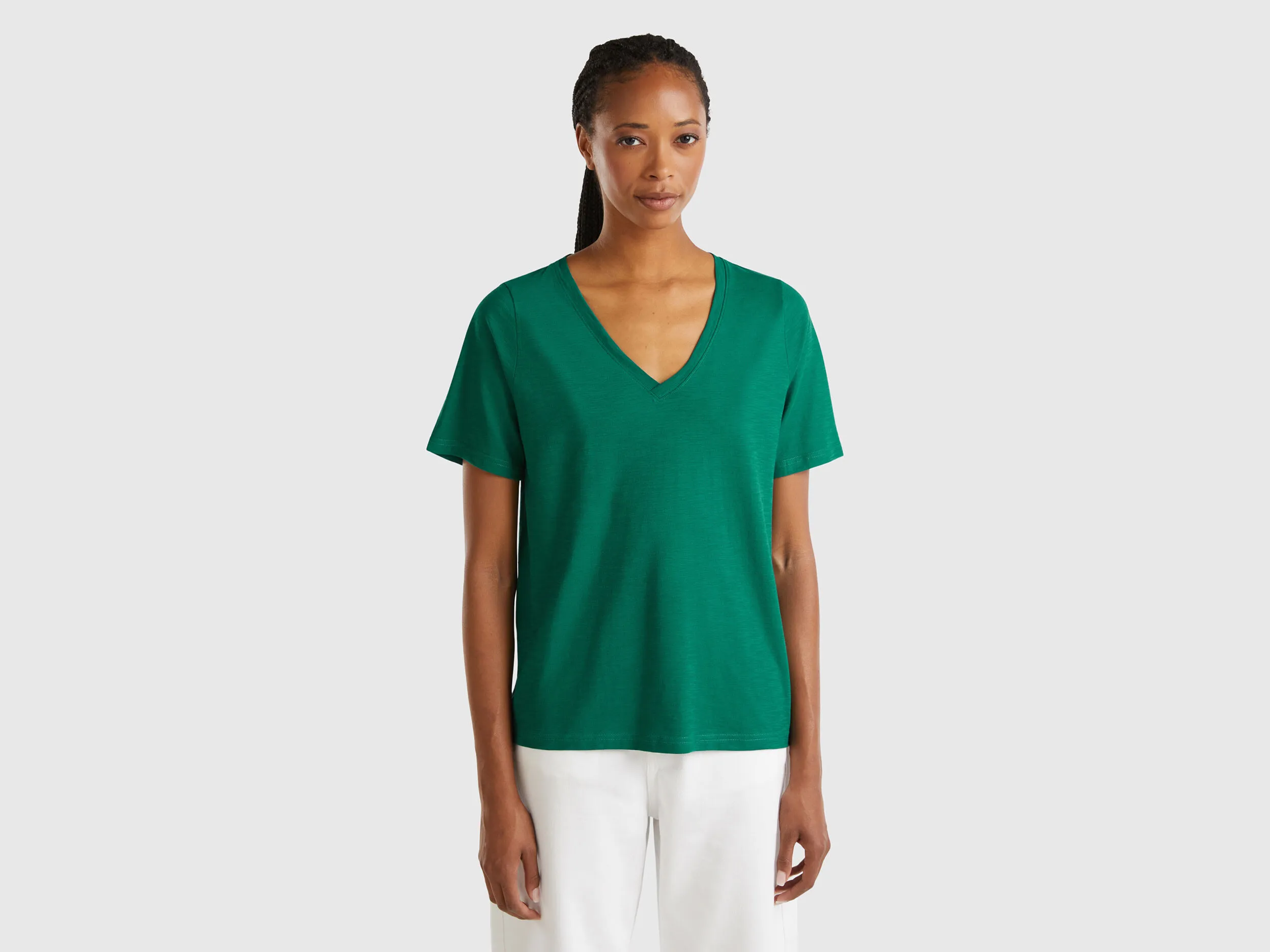 Camiseta de algodón flameado con escote de pico