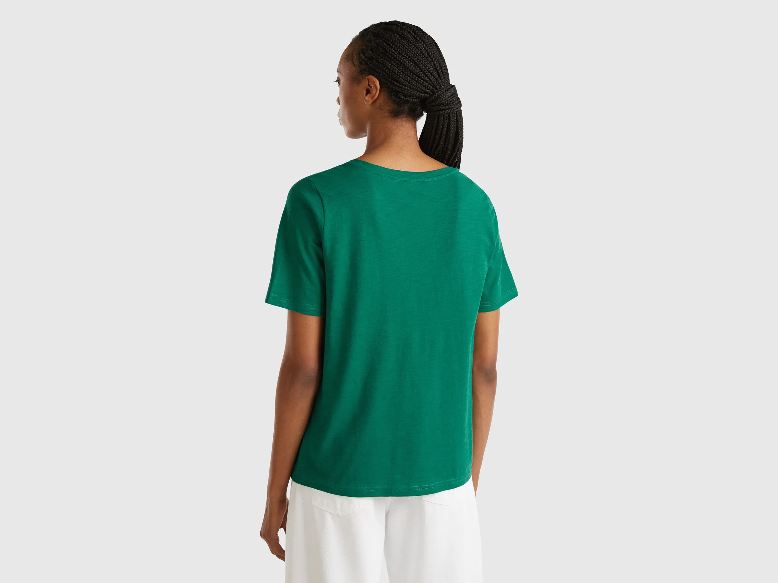 Camiseta de algodón flameado con escote de pico