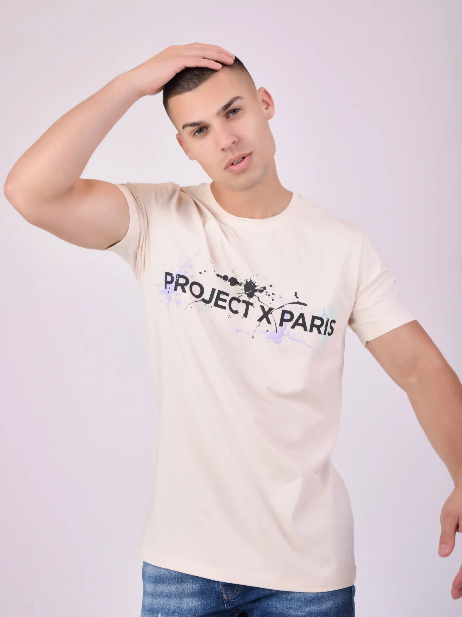 Camiseta de cuello redondo con logotipo y manchas de pintura estampados