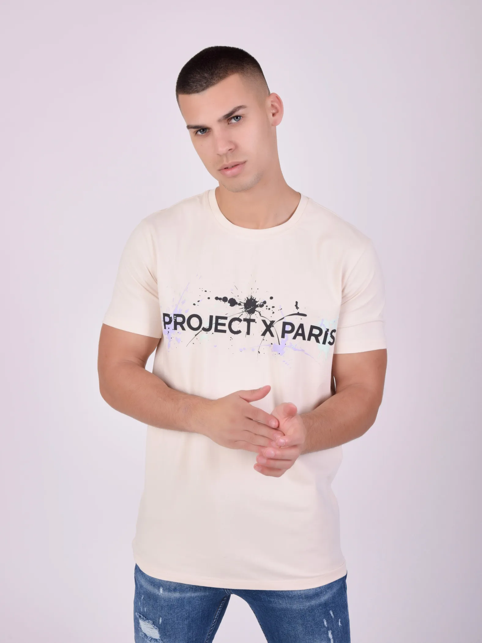 Camiseta de cuello redondo con logotipo y manchas de pintura estampados