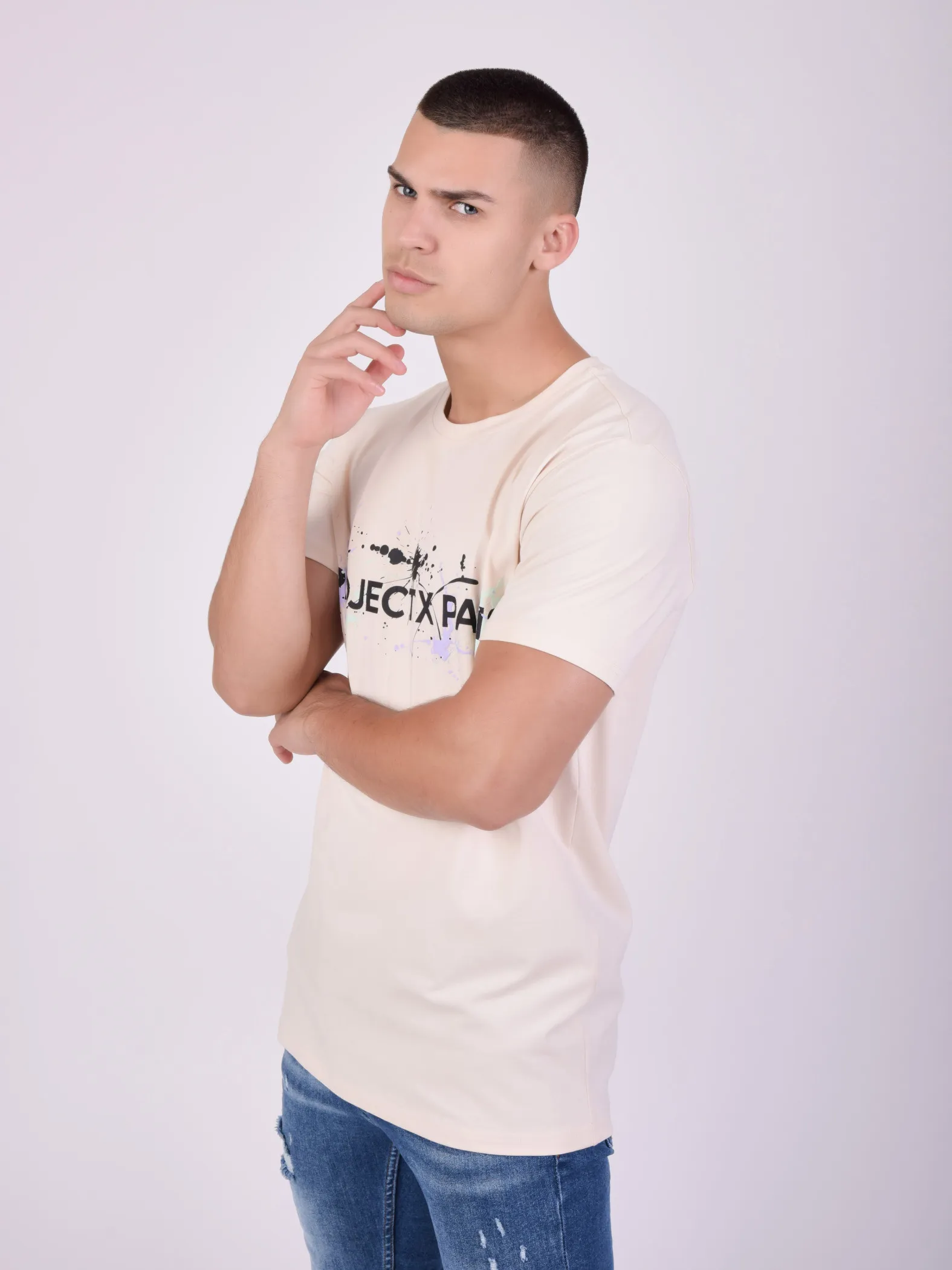 Camiseta de cuello redondo con logotipo y manchas de pintura estampados