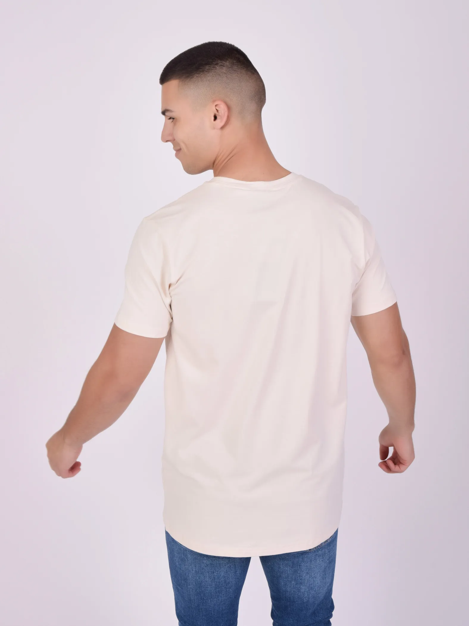 Camiseta de cuello redondo con logotipo y manchas de pintura estampados