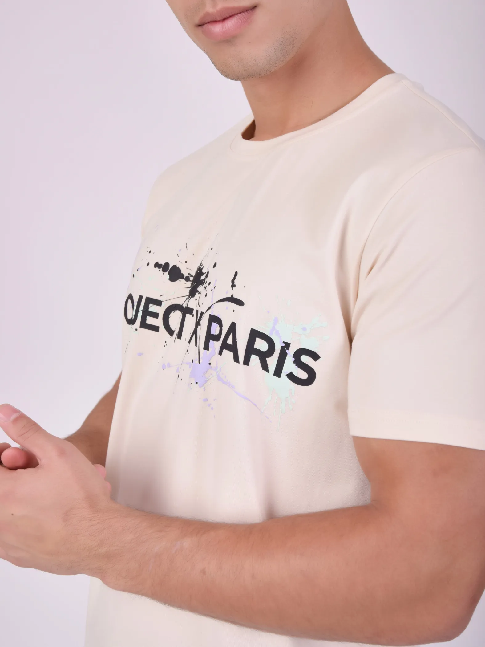 Camiseta de cuello redondo con logotipo y manchas de pintura estampados
