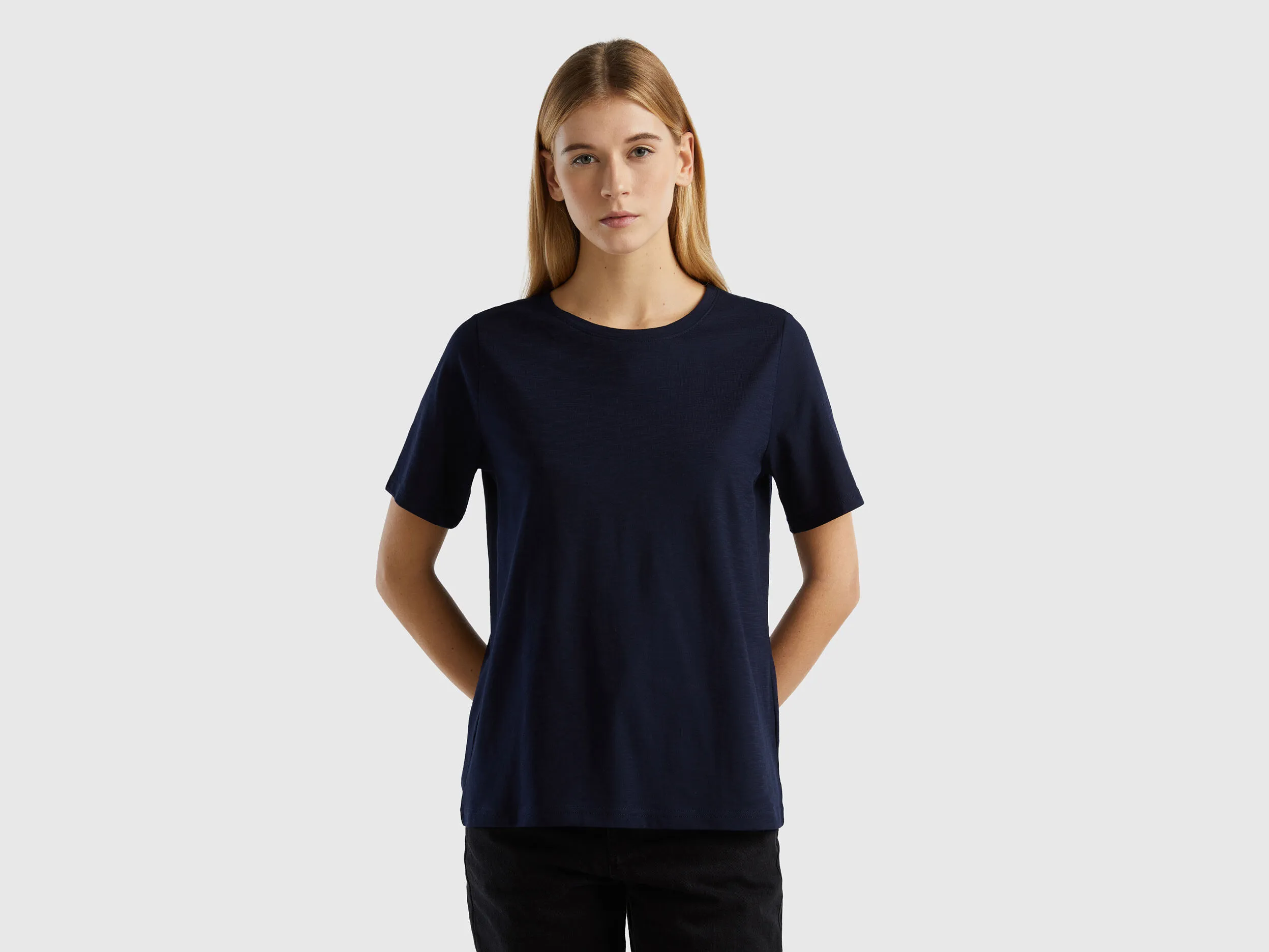 Camiseta de cuello redondo de algodón flameado