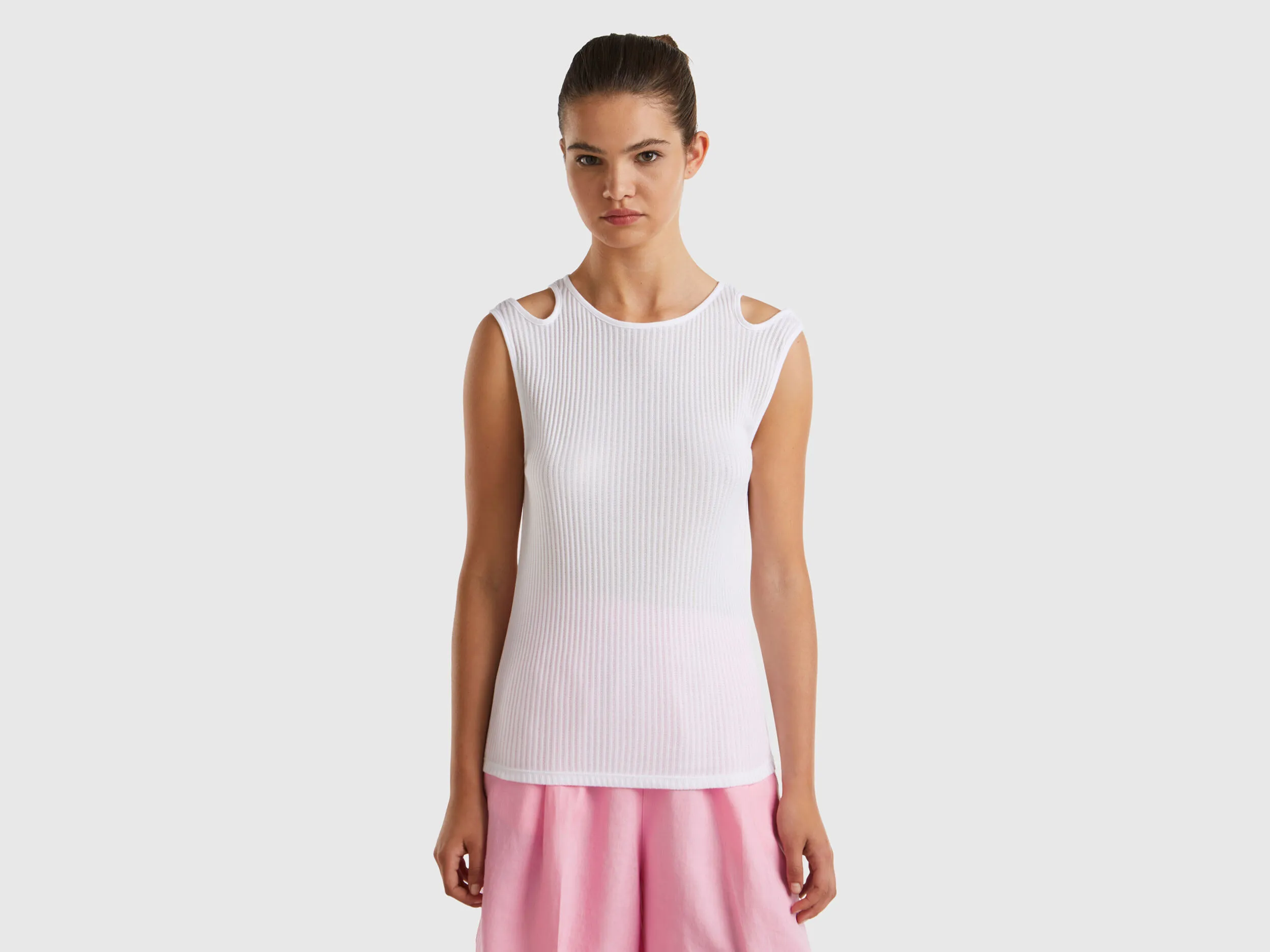 Camiseta de tirantes slim fit con troquelado