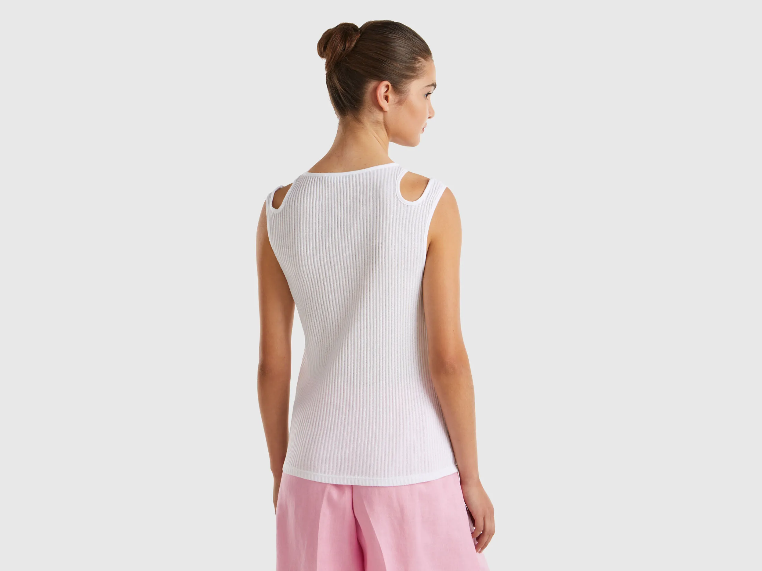 Camiseta de tirantes slim fit con troquelado