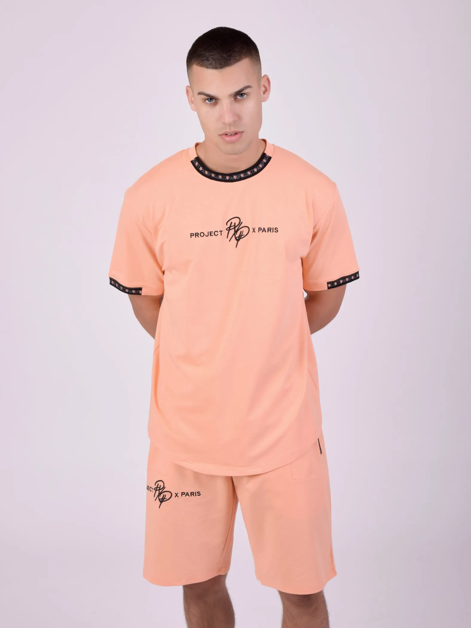 Camiseta lisa con banda con logotipo